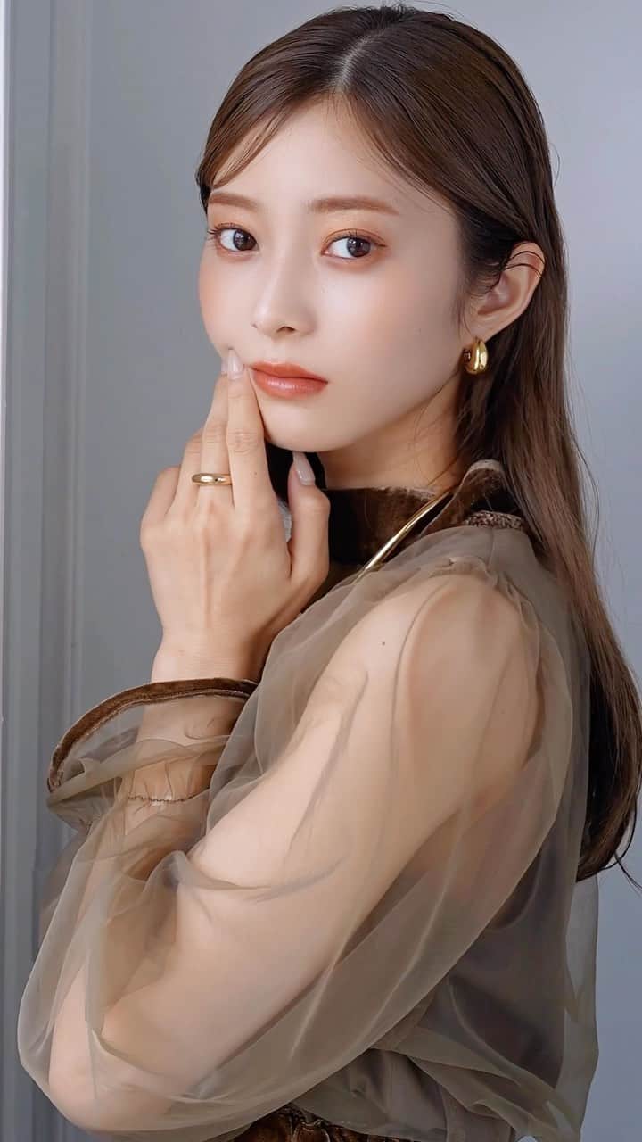谷口翠彩のインスタグラム：「emotional ✴︎  mo： @akarin__rin  video： @yuuuuuji_h   ⚫︎eye⚫︎ @addictionbeauty_official  101 nostalgic summer  ⚫︎lip⚫︎ @narscosmeticsjapan  パワーマットリップスティック 103A MODERN LOVE   @suqqu_official  トリートメントラッピングリップ 03蜜込  #みどめいく#みどへあめいく #オレンジメイク#夏メイク#SUQQU#スック#トリートメントラッピングリップ」