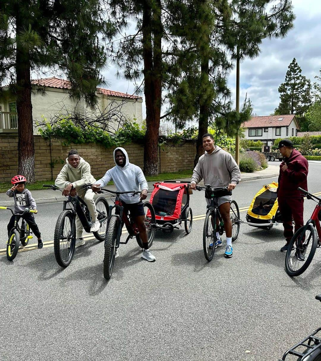 ケビン・ハートさんのインスタグラム写真 - (ケビン・ハートInstagram)「Bike Life with the Family & The Fellas 😂😂😂😂」5月28日 9時26分 - kevinhart4real