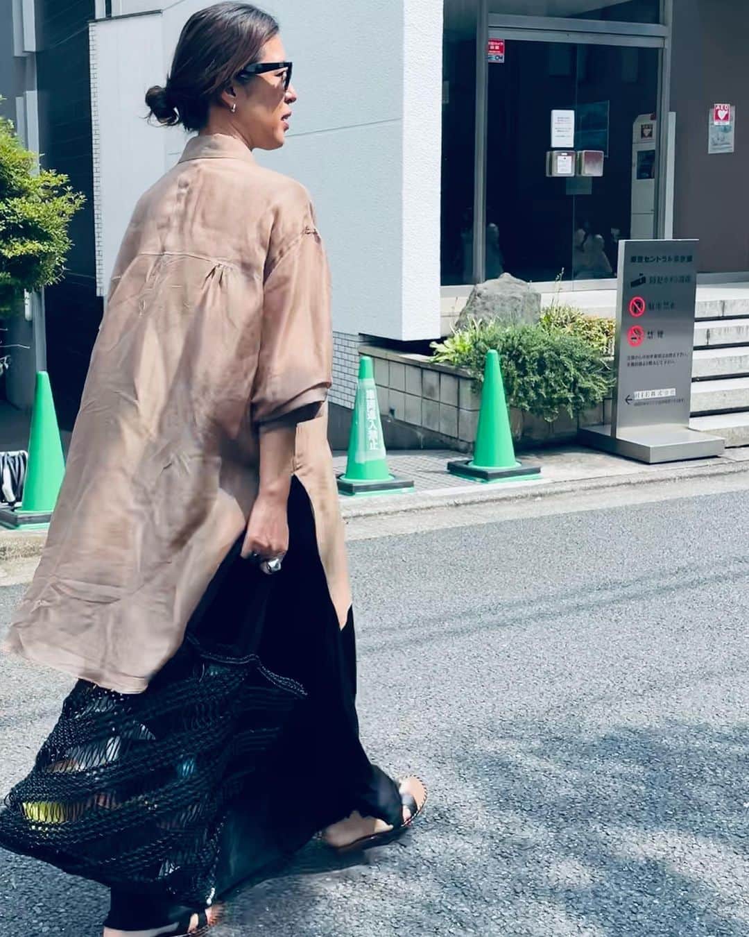 大草直子さんのインスタグラム写真 - (大草直子Instagram)「おはよ☀️昨日はヨガ🧘‍♀️行って、上野で @k_ballet_company_official の『蝶々夫人』観て、楽しい仲間と飲んで食べて笑って🍷『ロンバケ』観そうになりましたが、すんでのとこれでやめて、寝ました😆😆😆 いやあ、名作だなあ。『抱きしめたい』も『東京ラブストーリー』も『ヤヌスの鏡』だって『29歳のクリスマス』『少女になにが起こったか』『パパはニュースキャスター』全部全部、毎週、超待ち遠しかった。あ、他、何か忘れてる？　私。 って、話が逸れました。  今日はながーく着ているLAブランドのシルクキャミソールワンピースに、 @chaos_tokyo.jp のオーガンジーシャツを重ねて。流行の透け感も、このくらいがちょうど良い🫶 @amarc_official とのコラボTシャツ、 @threecosmetics のアイシャドウ&リップ、AMARC MAGAZINE03限定カバーのセット、 @amarclifestore で販売中です🙋Chaos初のロゴTシャツ、ぜひ😎  ５月最後の日曜日、みなさま、たくさん笑う休日に‼️ @chaos_tokyo.jp  @frame  @maisonnhparis  #hermes #わたしは今日は #仕事したり部屋を片付けたり #ゆっくりします #髪を切ったり笑笑」5月28日 9時33分 - naokookusa