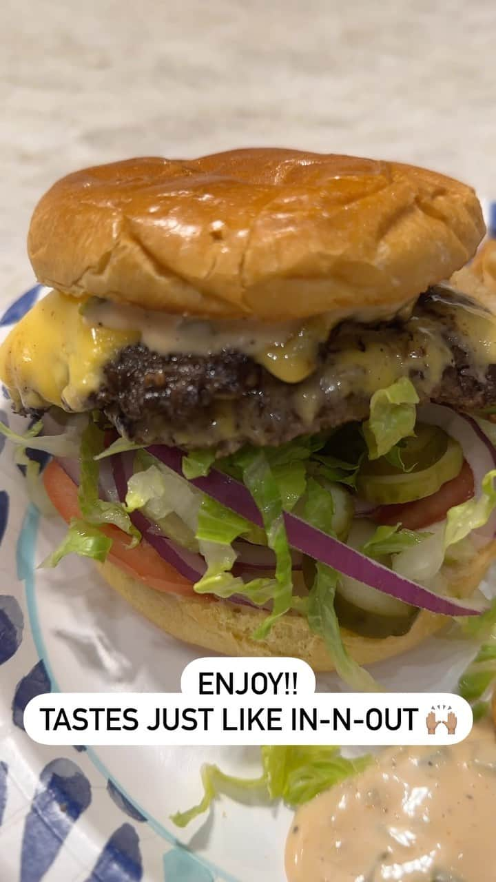 ジョーダン・ロジャースのインスタグラム：「🔥My Copycat In-N-Out Burger Sauce 🔥 * ½ cup Mayonnaise * 2 ½ tablespoons Ketchup * 1 ½ tablespoons Sweet pickle relish * 1 teaspoon Yellow mustard * 1 teaspoon White vinegar * 1 teaspoon Sugar, white * ¼ teaspoon Black pepper * ¼ teaspoon Salt * Add additional Sweet Relish to Taste! (I double the Relish for a thicker, more tangy sauce 💪🏽)」