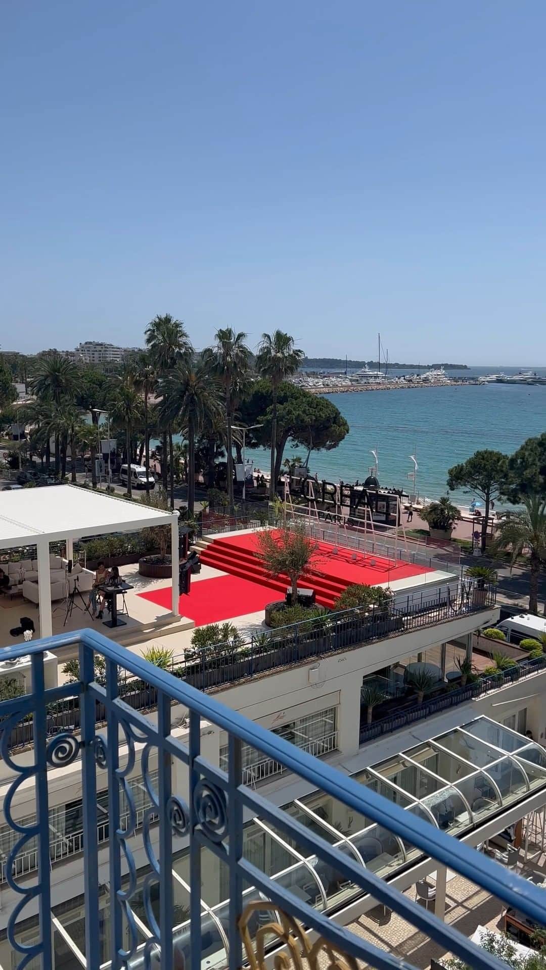 ジェーン・フォンダのインスタグラム：「The view from my window at the Cannes Film Festival.  Gorgeous!  I’m here as a brand Ambassador for L’Oreal which I find quite amazing at my age. L’Oreal is one of the sponsors of the Festival.  @festivaldecannes @lorealparis」