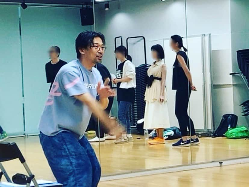 岡田義徳さんのインスタグラム写真 - (岡田義徳Instagram)「ワークショップ  先日、ワークショップという名のお芝居に触れる時間をやりました。  一番感じたのは、自分の伝えたい事、アドバイスしたい事を文字や言葉にして伝える難しさ。  でも一人一人丁寧にお話しして、悩みなどを一緒に解決できたように思います。 ただただ、芝居に触れる時間があることの喜びと楽しさ。  皆で笑いながら真面目な顔しながら、お芝居に向き合えた時間でした！  6月13日、15日にガチンコでお芝居に向き合う時間をつくりました！ お芝居に飢えてる方、 ちょっと芝居しませんか？  @creact_acting   に詳しくは載ってます！  #芝居 #ワークショップ #芝居の楽しみ #芝居に触れる」5月28日 9時43分 - yoshinori_okada_44