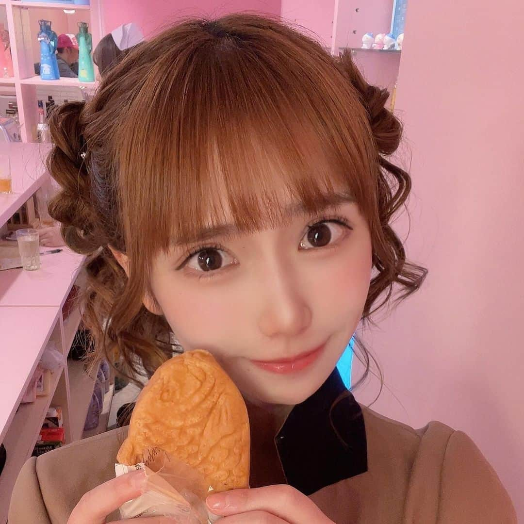 木内くるみさんのインスタグラム写真 - (木内くるみInstagram)「昨日の髪型めちゃかわだった💗 たい焼きとのツーショット載せておくね💗  #ヘアースタイル #ヘアアレンジ#セミロング#セミロングアレンジ#お団子アレンジ#ヘアメ#ヘアセット#サロモ#被写体#被写体モデル#撮影会モデル」5月28日 9時45分 - kurumi_kiuchi