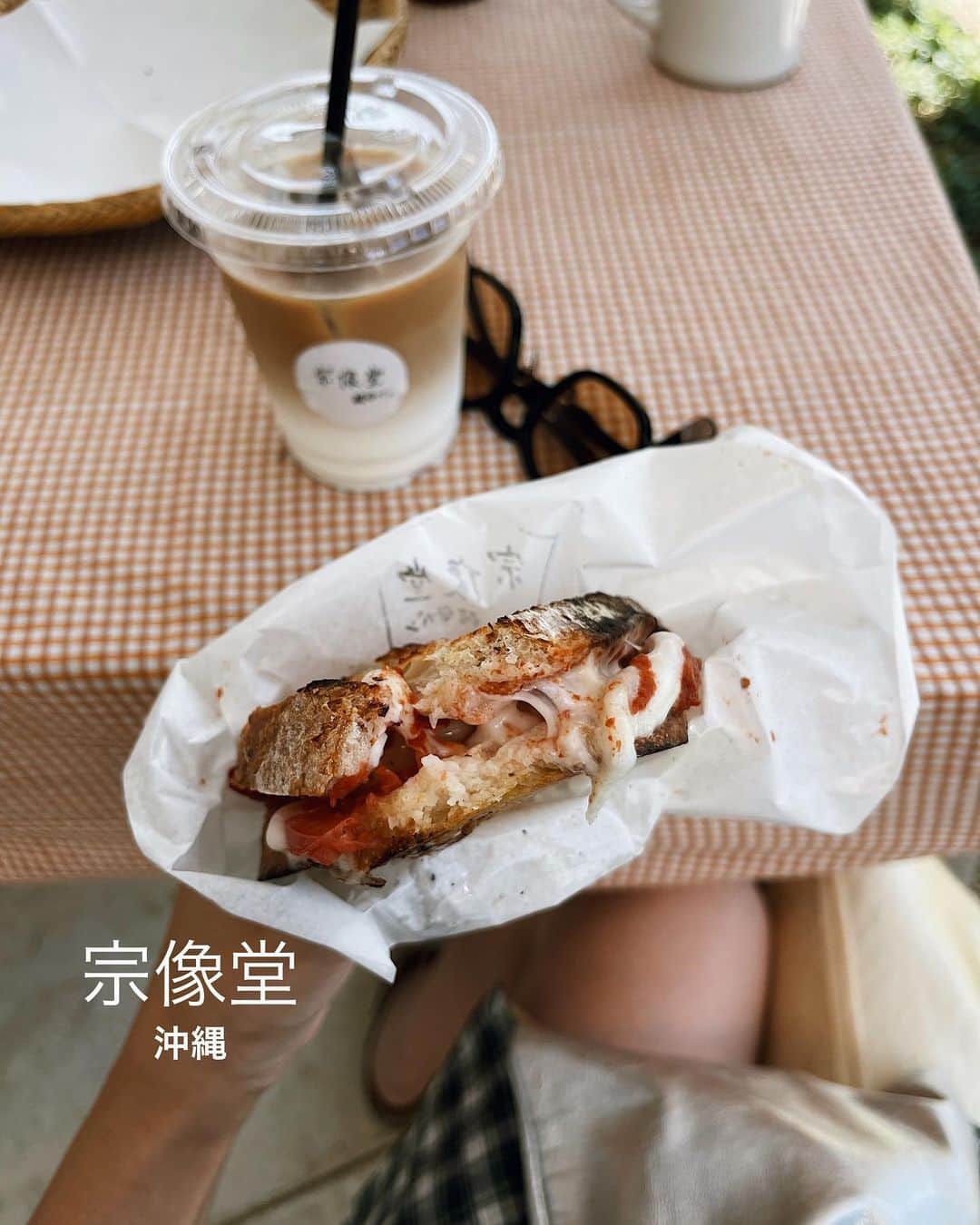 C A F E L O V E Rのインスタグラム：「宗像堂 // 沖縄、宜野湾 沖縄で1番行ってみたかった憧れのお店🥖 住宅街にひっそりある、隠れ家一軒家のパン屋さんで 天然酵母、石窯焼きのこだわり🍞  ロケーションもとっても良く時間がのんびり流れています🌱  人との出会いや旅、 “何かと出会ったときの感動”をベースにパンを作られていて、 人や食材との出会いで得られるインスピレーションを エネルギーにして、パンを作るなど、 こだわりたっぷりなのが食べて感じられる、 必ずまた行きたいお店❣️  パン好きさんは沖縄へ遊びに行った際はぜひ 立ち寄ってみてください💕 ------------------------------------- ◼︎オーダー パニーニ¥475 カンパーニュのようなハード系のパンに挟まれた ホットサンドで、 パンはカリッカリ、中の水牛モッツァレラチーズがたっぷり、 トマトも水々しく甘酸っぱくてとっても美味しかったです！  カフェオレ¥491  ◼︎広さ 15席、テラス席あり  ◼︎テイクアウト 可  ◼︎駐車場 ６台  ◼︎最寄駅 浦添前田駅 那覇空港からバス、ゆいれーる、タクシーで行けますが、 車がおすすめ  ------------------------------------- @munakatado  #munakatado #宗像堂 ㅤ ※営業状況やメニューなど詳細は、 各アカウントでご確認ください」