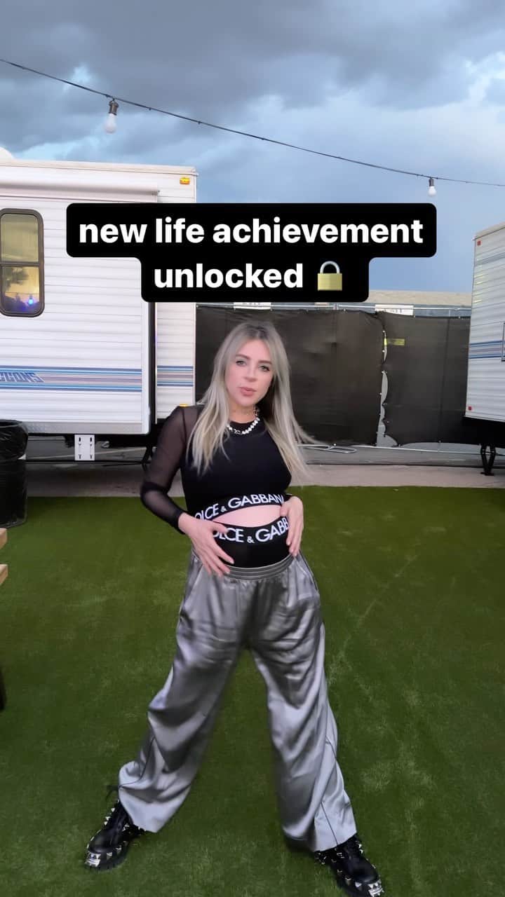アリソン・ワンダーランドのインスタグラム：「9 months pregnant, playing main stage at edc, dressed by dolce & gabbana. This was never something that was on my life bingo card. People keep asking how I did this. I did this because it makes me HAPPY! I was heavily checked before I left by my doctors and had doctors side of stage on standby to make sure me and the baby were safe :) don’t forget every pregnancy is different」
