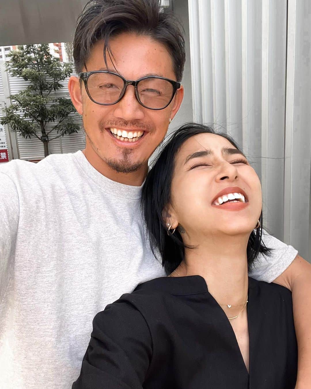 Hiiiiikoのインスタグラム：「♡ . . 私のアングル、顔パンパンのブスで最悪だけど 楽しそうに笑ってるから好き♥️  少しだけ2人だけの時間を過ごせた記念に🩷(30分)だけだけどね😂笑 手繋いで歩いて新鮮だったなぁ😁🤝💕 . . #夫婦#カップル#夫婦デート#ママ#パパ#4人のママ#女の子ママ#男の子ママ#コーデ#ファッション#家族#旦那#30代夫婦#30代」