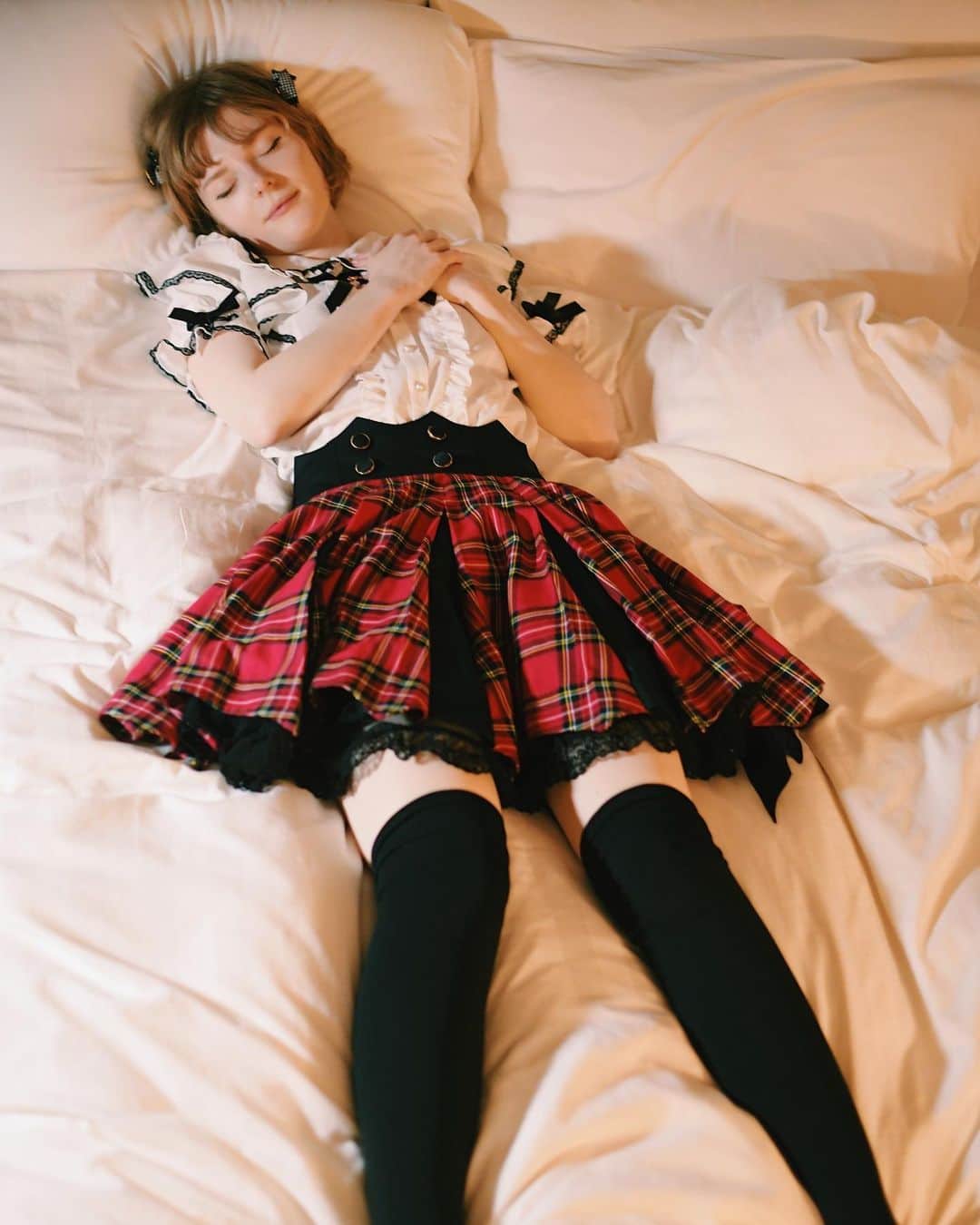 Ella Freyaのインスタグラム：「A broken rose 🥀」