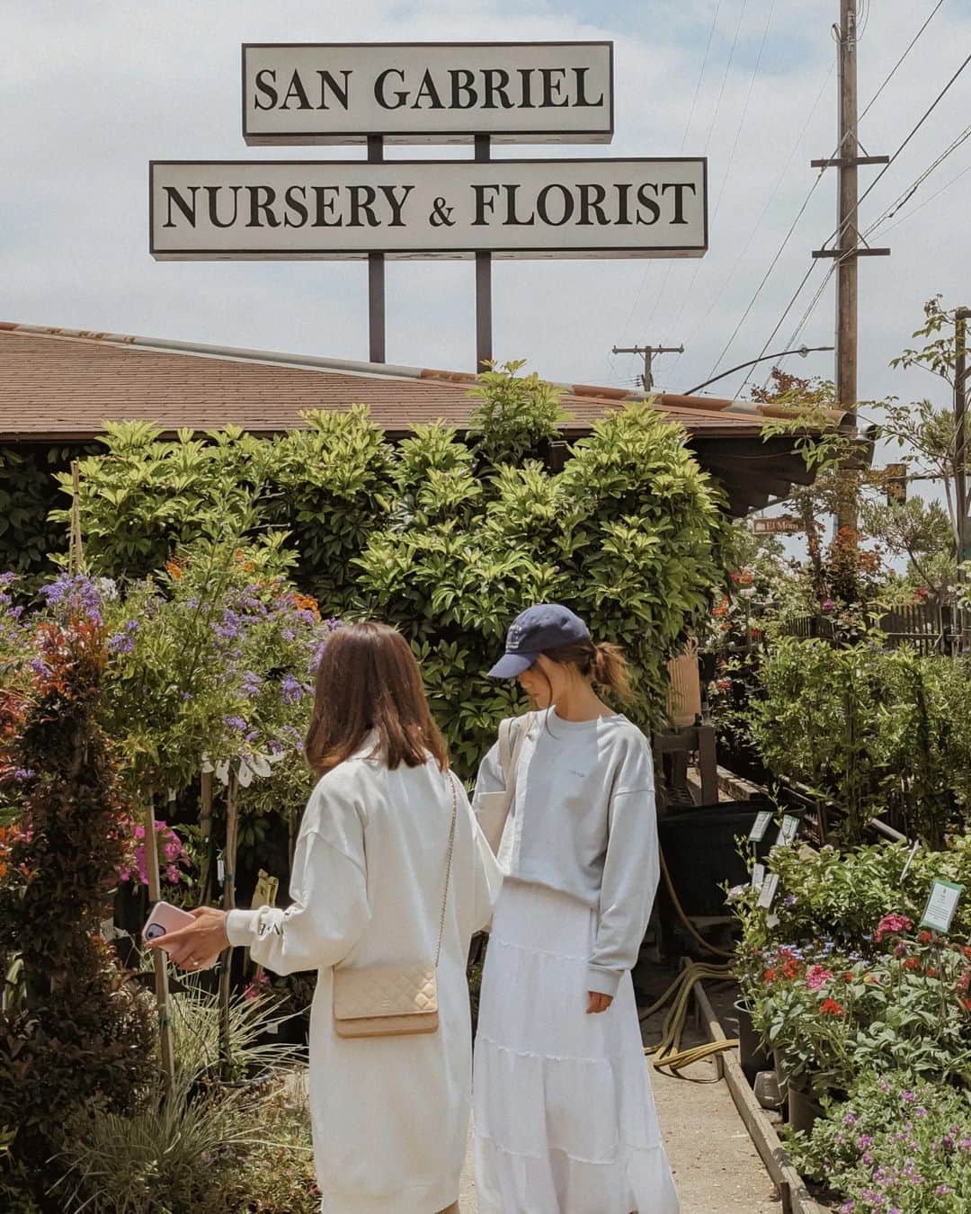 W E Y L I Eのインスタグラム：「When the parentals are in town 🌷🌱🌻 Spent the day visiting the nursery and gardening with my parents. As a kid, I used to get so annoyed at my dad for making me do yard work & now I'm putting them to work at my own house 😂 Then, stopped by REI and realized they are having their biggest sale of the year! You know I took advantage! Did not buy the French press tho bc Mr. Wah (aka my personal barista) said we have too many french presses. But how cute?!」