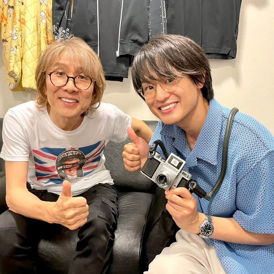 坂崎幸之助のインスタグラム：「昨日のNHKホール初日👍 終演後、尾崎裕哉君とのツーショット🤓 ミュージックフェアからフォーク村と会う機会も増えて、今やカメラ仲間で音楽仲間📷🎸  やっぱり地元は色んな人が訪ねてくれて、嬉しいですね😌  今日も頑張るぞぉ〜ぃ🤣  #NHKホール #初日 #尾崎裕哉 #終演後 #地元 #東京 #カメラ #今日もファイトだ❣️ #書写真展も今日が東京最終日 #良かったら😅」