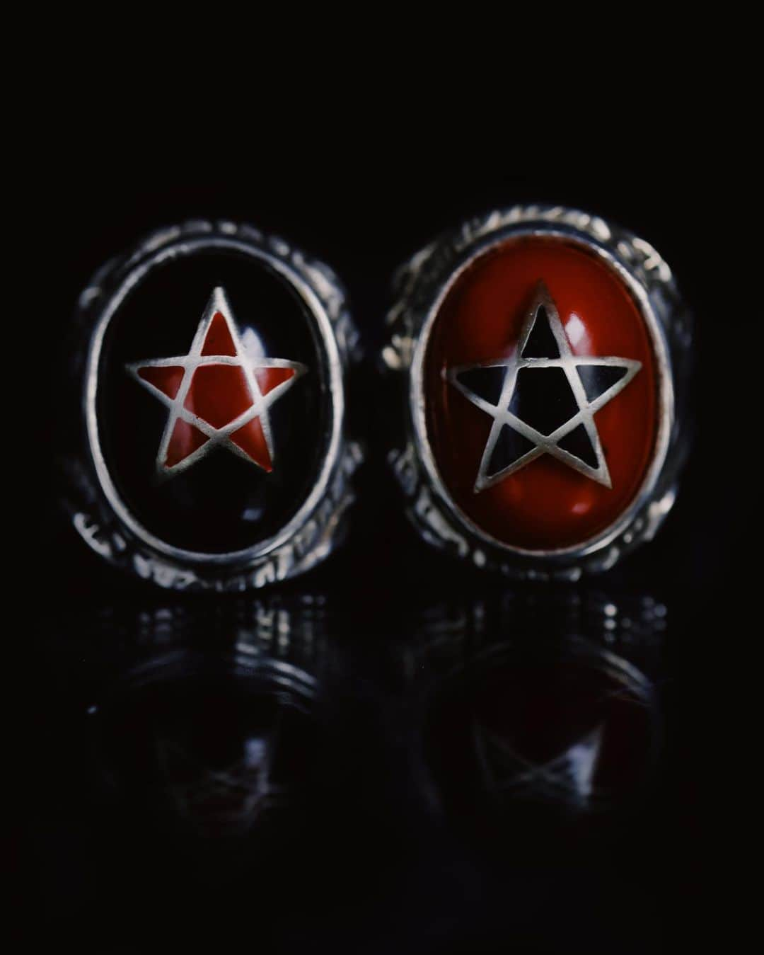 アレックスストリーターさんのインスタグラム写真 - (アレックスストリーターInstagram)「RED ☆ OR BLACK ★? Drop a comment + tell us which one you would rock🔥  The Harlequin Angel Heart Ring - available now at AlexStreeter.com #AlexStreeter #AngelHeartRing #pentagramring #occult #magick #pagan #witch #goth #gothaesthetic」5月28日 9時54分 - alexstreeternyc