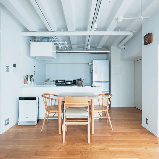 無印良品の家さんのインスタグラム写真 - (無印良品の家Instagram)「【住まいの実例】 東京都三鷹市 ・築年数：1991年 ・リノベーション完成年月：2020年8月 ・面積：48.89m² / 4階  ※右上のブックマークのアイコンをタップすると保存できます。  東京都三鷹市にあるマンションの一角にある、Nさんご一家のお宅は、「MUJI INFILL 0」によってリノベーションされた住まい。 白を基調とした清潔感のある室内は、建物の構造による凹凸をあえて見せた、スケルトンの天井が印象的です。  Nさんご一家は、ご夫妻とお子様の3人家族。以前は賃貸の集合住宅に住んでいましたが、お子様も授かり「永く暮らしていける住まいで暮らしたい」と考え、マンションに焦点を当てて住まい探しを始めました。 「町が気に入っている三鷹周辺で、しかも駅に近いロケーションとなると、自ずと選択肢が限られてきました」 　と振り返るご夫妻は、新築マンションも視野に入れていましたが、当初から「できれば中古マンションをリノベーションした住まいにしたい」と考えていたそうです。 「もともと、インターネットなどで様々な住まいを見るのが好きでした。その中でも『素敵だな』と感じる住まいは、リノベーションした物件であることが多かったんです。 自由度の少ない新築より、自分たちの好みを十分に反映できる、リノベーション可能な中古マンションの方がいいな、と思っていました」  2021.4.13 公開住まいの実例『プロの視点のアドバイスがあるので、安心して間取りを考えることができました』より  詳しくはプロフィールハイライトか、「無印良品の家」HPをご覧ください。  @mujihouse  #無印良品の家 #無印良品のリノベーション #無印良品 #リノベーション #muji #mujihouse #MUJIINFILL0 #施工事例集 #リノベ #シンプルな家 #リノベーションマンション #中古マンションリノベーション #アイランドキッチン」5月28日 10時00分 - mujihouse