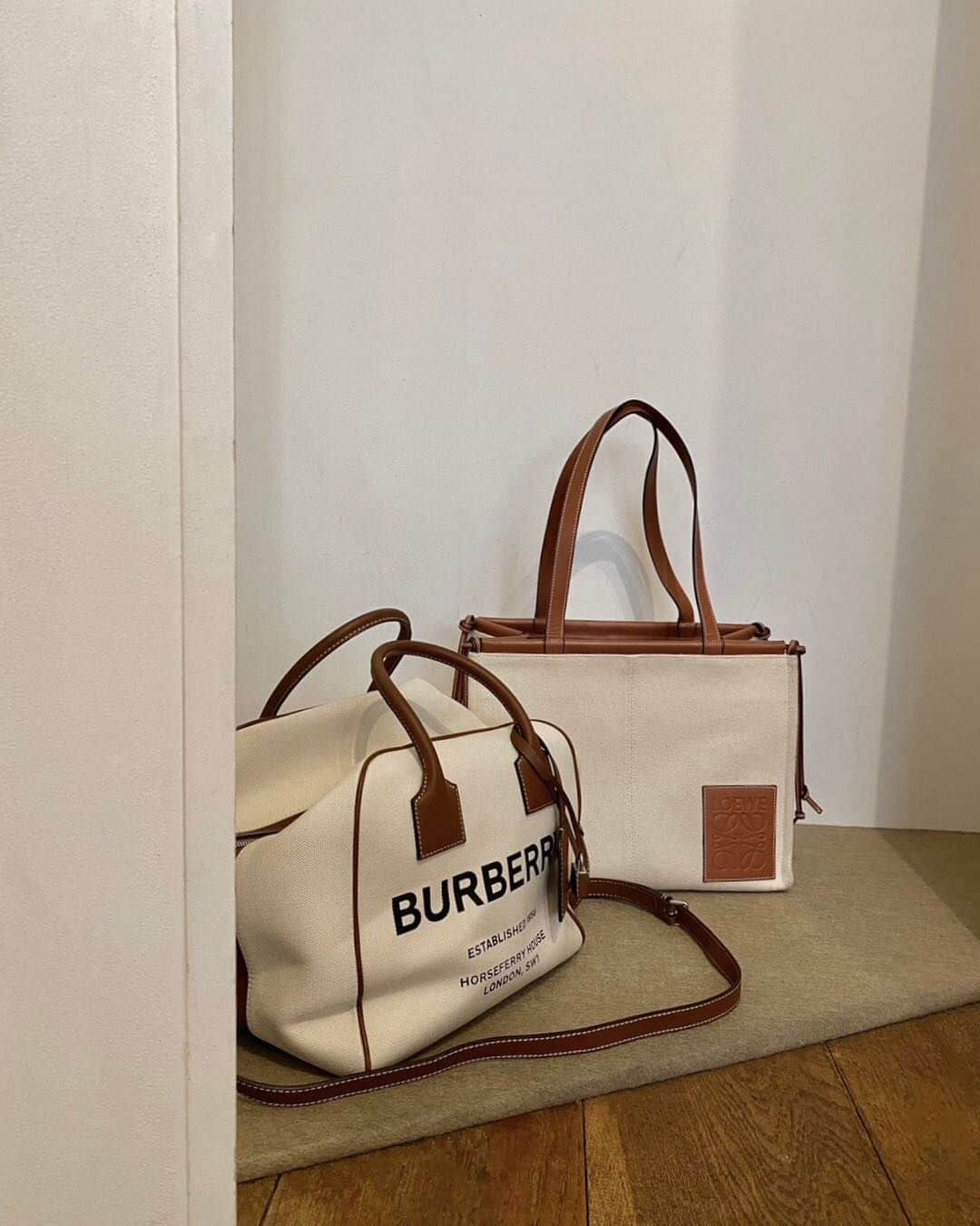 Ｈedyさんのインスタグラム写真 - (ＨedyInstagram)「. ［Left］ BURBERRY ホースベリーキューブバッグ 品番:H23040274BU  ［Right］ LOEWE クッショントート 品番:H23050253L  ※2点共WEB掲載予定  撮影時には透明のフィルムを敷いております。  For free overseas shipping services, please visit global website.（www.hedyjp.com）  @hedy_daikanyama @hedy_osaka_ @hedy_fashion  #hedy #hedy_japan #hedy_vintage  #vintageshop」5月28日 10時00分 - hedy_vintage