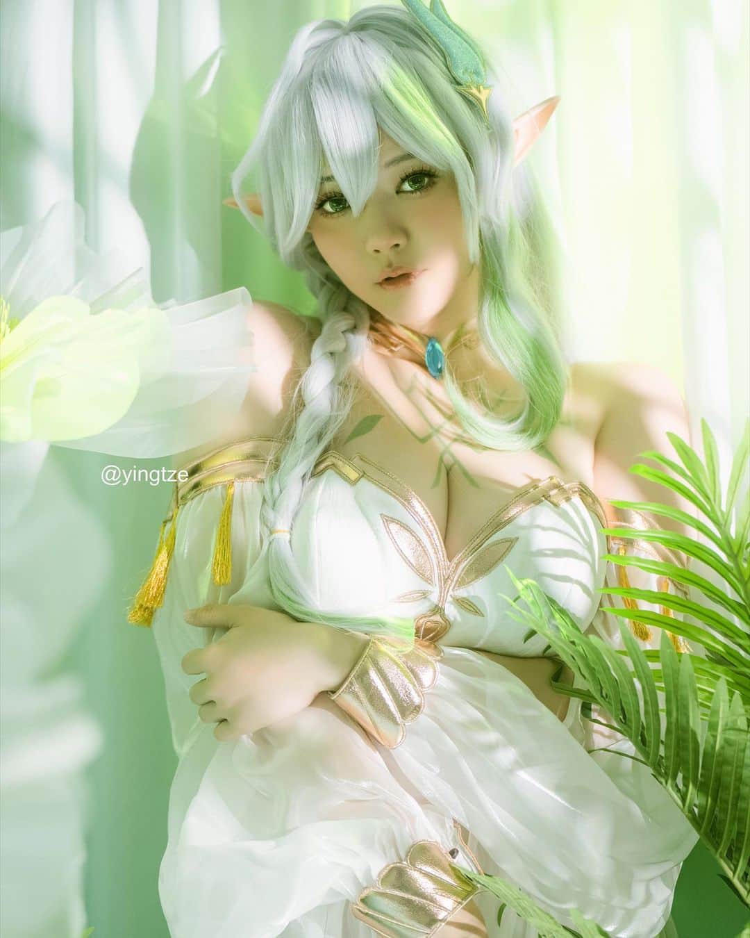 YingTzeのインスタグラム：「🍃 Greater Lord Rukkhadevata 🍃  I wore this to event once and people are like ohhhhh Giant Nahida  or Adult Nahida ? 🤣  Greater Lord Rukkhadevata is Set C for this month’s photo set 🍃 30 HD photos + 17 selfie/phone set in total . 🫶🏻💕  📸 @prestonles.ig  Studio @peoplegraphy   #genshinimpact #genshinimpactcosplay」