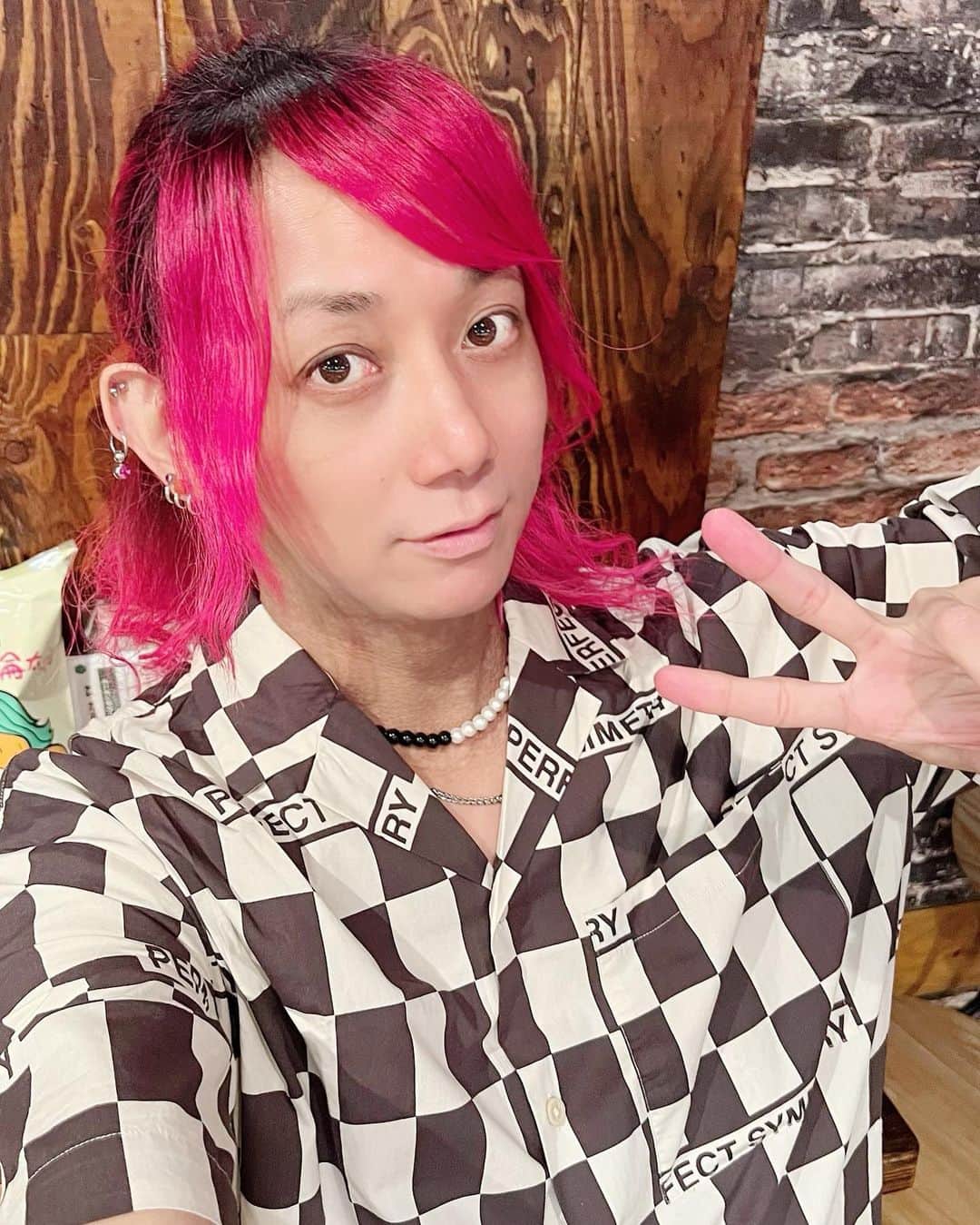 靖乃のインスタグラム：「皆様、昨日の『Café de Notty』もありがとうございました ふーみんと彼のファンの皆様にも大感謝‼️です 楽しい一日を与えて頂いたのでまた次に向けても頑張ります✨  昨日は演奏が無い日やったのでサンダルでした 久々に履いたなぁ  #靖乃 #ハイダンシークドロシー #淡路島 #ピン毛 #カフェドノッティ @zerodb_satt_on @Fu_min666」