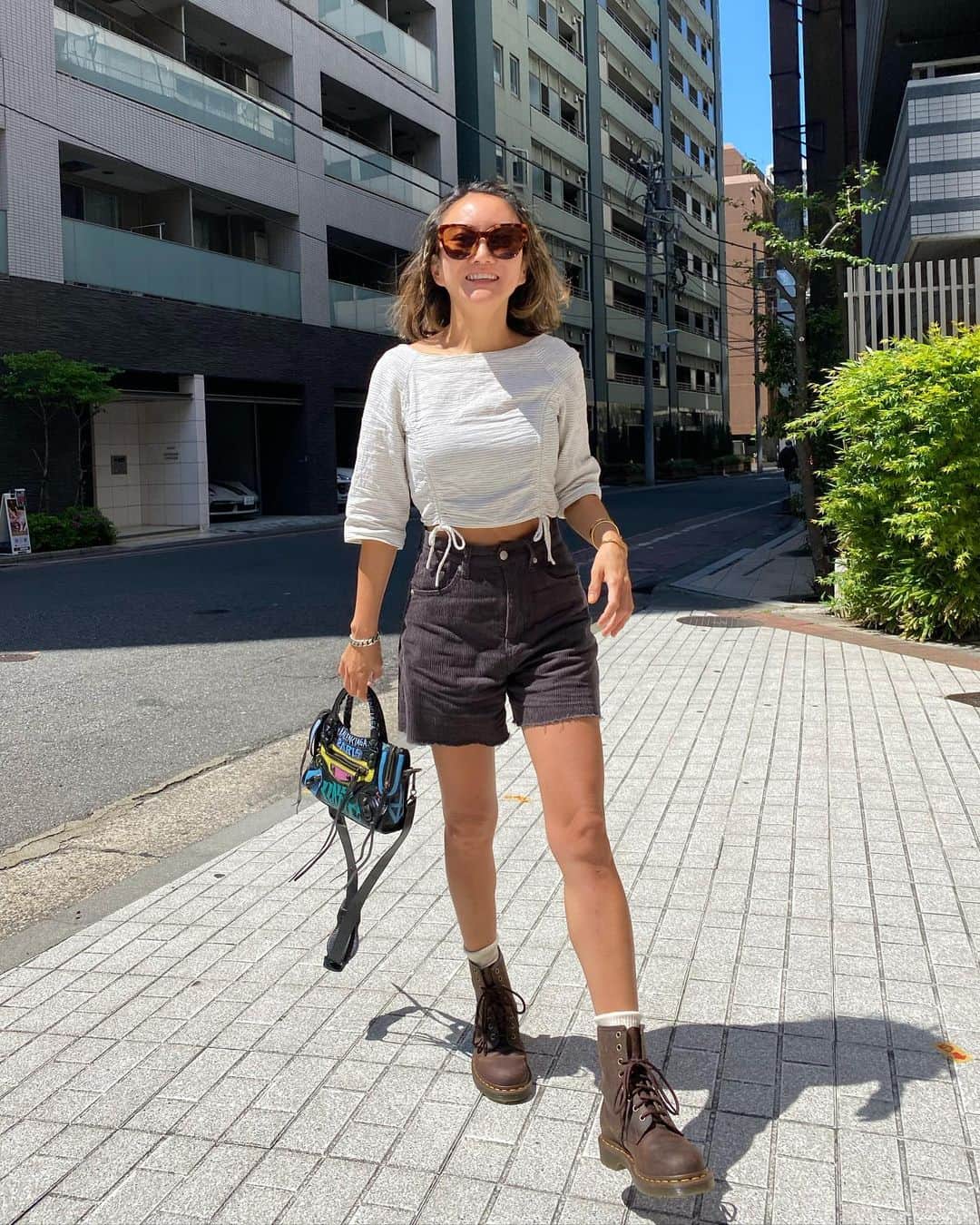 mimimimiyoのインスタグラム：「・ トップス#zara  パンツ#ghandaclothing  靴#drmartens  バッグ#balenciaga」