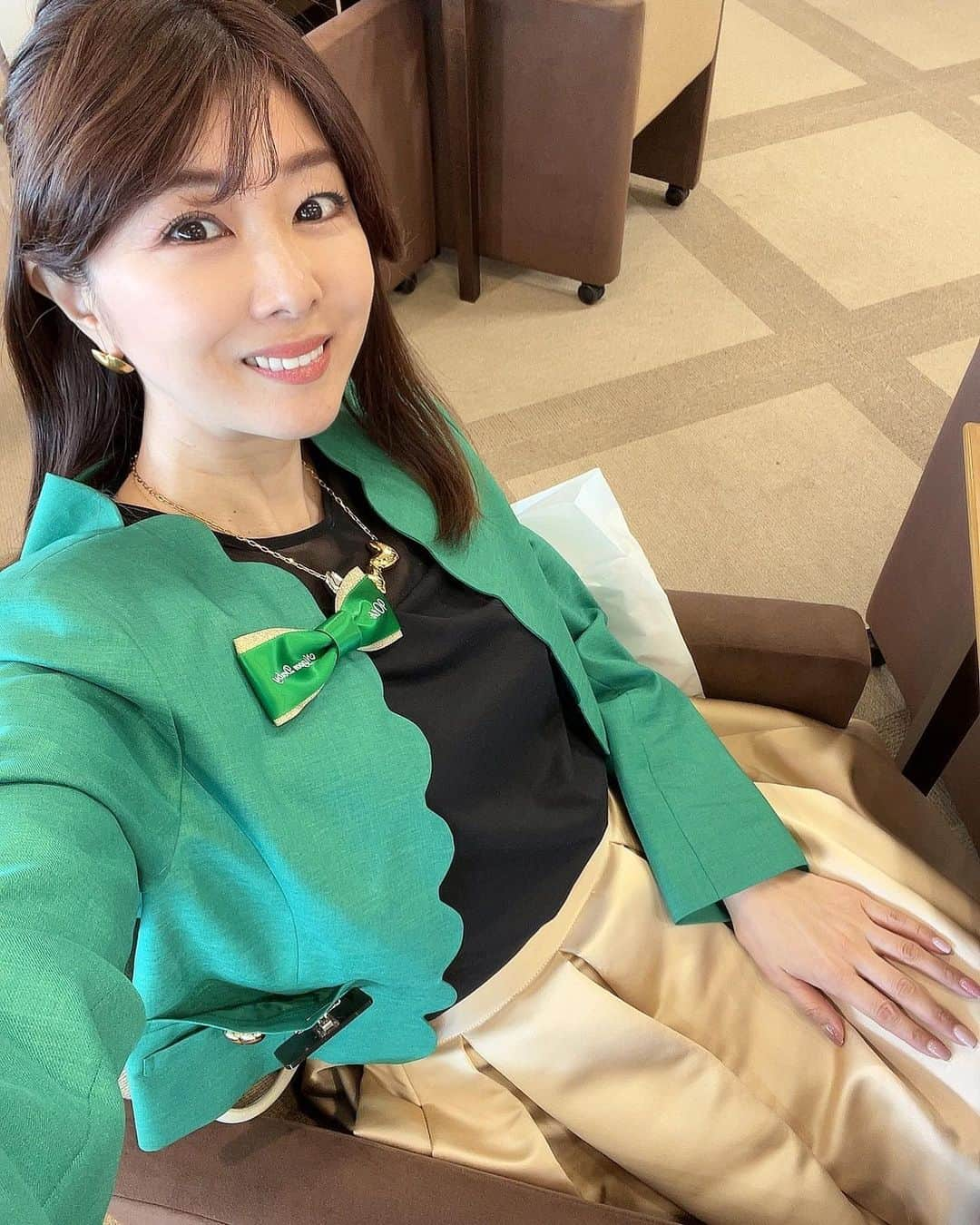 矢部美穂さんのインスタグラム写真 - (矢部美穂Instagram)「今日は東京競馬場です🏇 ダービーday✨ さっそく大好きなイデアルーチェのスカラハートジャケットにゴールドのキャリースカート💚  馬券が当たりますように🎯  #東京競馬場 #ダービー #競馬 #イデアルーチェ #40代コーデ  #40代 #矢部美穂」5月28日 10時11分 - miho.yabe.0607