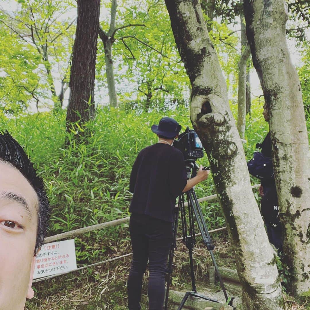 笑福亭鉄瓶さんのインスタグラム写真 (笑福亭鉄瓶Instagram)「この後、雨が心配ですが気持ちのいい朝。 ただいま自然の中でロケ！」5