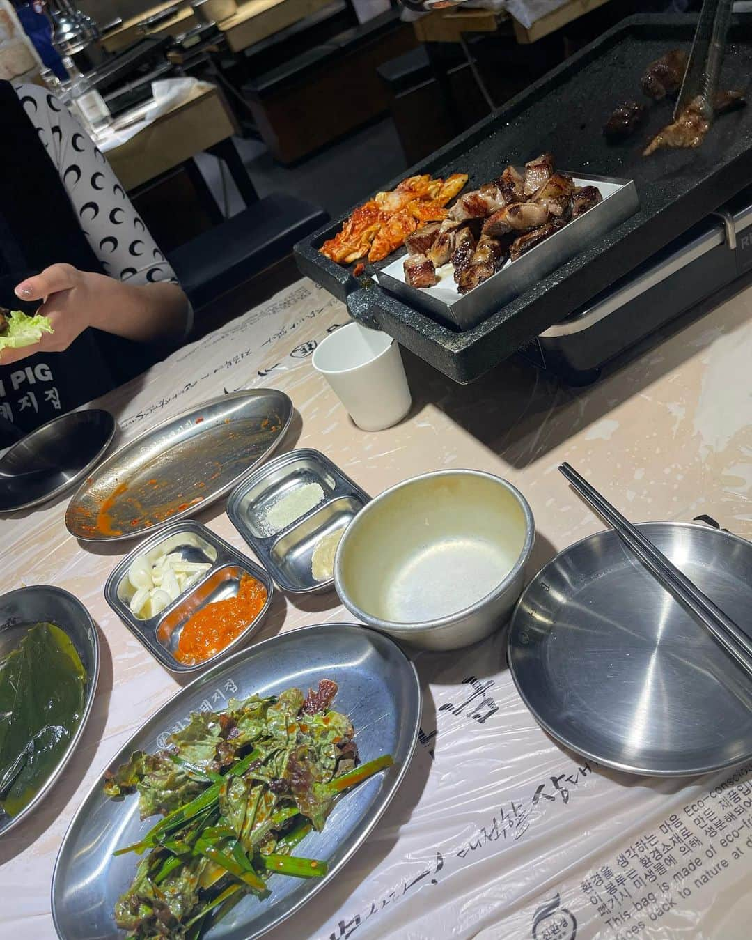 住谷杏奈さんのインスタグラム写真 - (住谷杏奈Instagram)「･ 韓国では毎日サムギョプサル食べました🥓 夜ご飯っていうよりもおやつ感覚で😆 ･ ･ 娘はテキパキなんでもやってくれるので助かります🤲 私が本場のマッコリを注いでいる中、 もくもくとキムチを切ってくれていました✂️ ･ ･ 東大門の市場をサッと見た帰り道に 謎のオブジェとお揃いのポーズをする娘🤣」5月28日 10時21分 - annasumitani