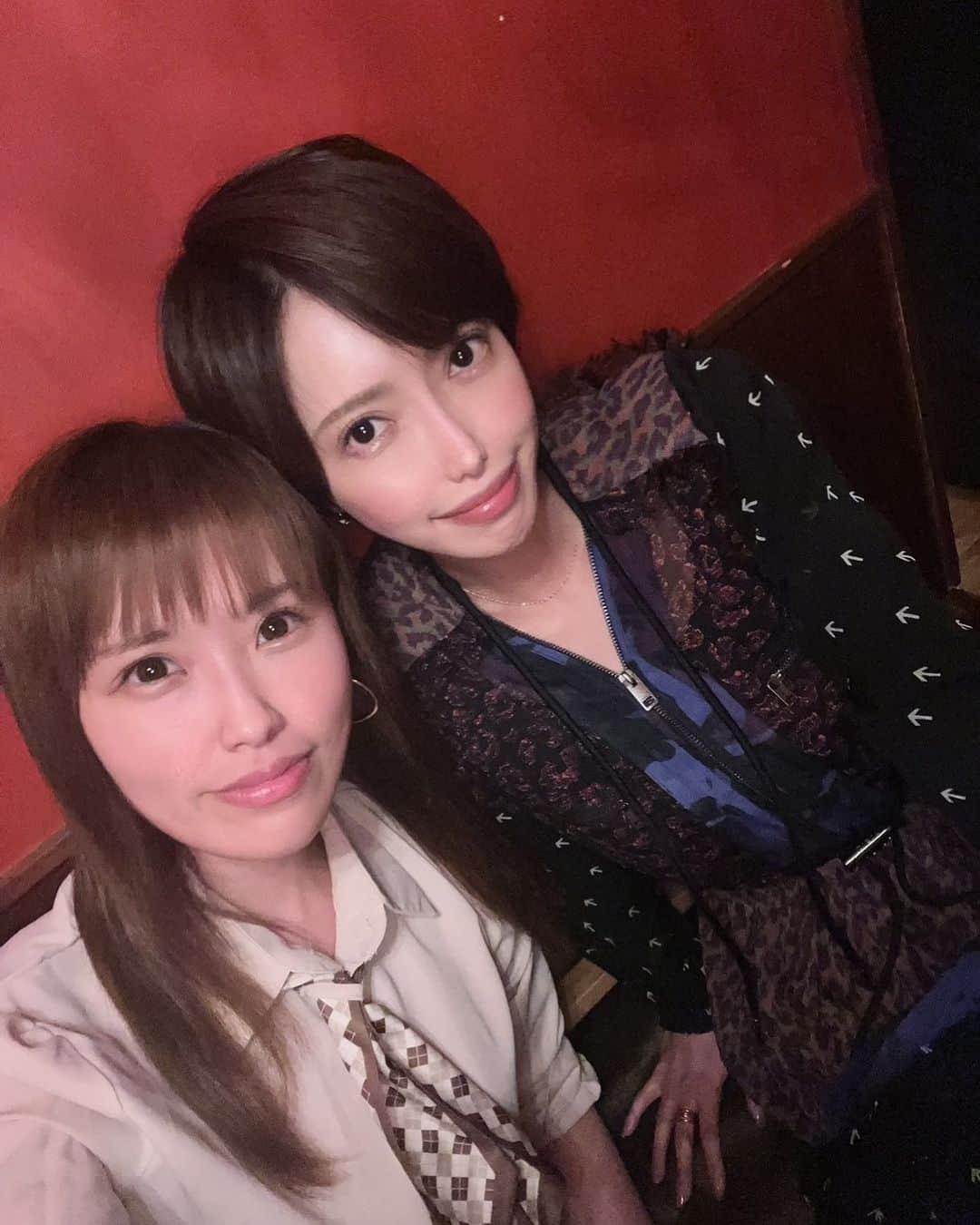 君島みおのインスタグラム：「おはようございます。  いつもちゃんと素敵な服装をしている麻美ちゃんを見習い、久しぶりに女性を意識しようと思いスカートを履いてみました。 その結果、今の自分には頑張って背伸びせず自然体が一番だとおもいました。 頑張ろう💃」