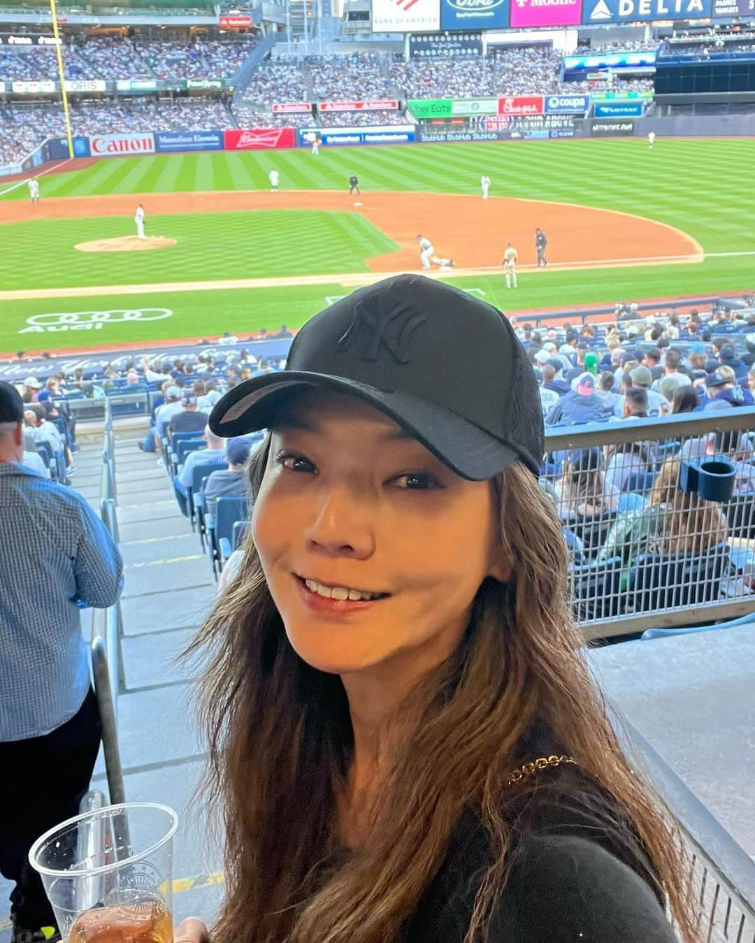 和央ようかさんのインスタグラム写真 - (和央ようかInstagram)「Yankee Night in Bronx⚾️ Soo much fun 😝with Alex and Nyla 🐻🐻 Thank u @haleyswindal ❤️⚾️  コロナ以来久しぶりにヤンキーゲームを観にいく⚾️ 楽しすぎた😝 行きは地下鉄が🚇止まり、慌ててUberで行くというアクシデントはあったが、(NY あるある😂) 帰りは無事帰宅👍 楽しかった⚾️😝  #takakoworldstylin🌎 #takakonystylin🍎 #lifestyle #nylife #ny #yankeestadium #yokawao#和央ようか」5月28日 10時32分 - yokawao0215