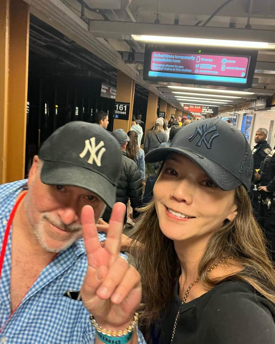 和央ようかさんのインスタグラム写真 - (和央ようかInstagram)「Yankee Night in Bronx⚾️ Soo much fun 😝with Alex and Nyla 🐻🐻 Thank u @haleyswindal ❤️⚾️  コロナ以来久しぶりにヤンキーゲームを観にいく⚾️ 楽しすぎた😝 行きは地下鉄が🚇止まり、慌ててUberで行くというアクシデントはあったが、(NY あるある😂) 帰りは無事帰宅👍 楽しかった⚾️😝  #takakoworldstylin🌎 #takakonystylin🍎 #lifestyle #nylife #ny #yankeestadium #yokawao#和央ようか」5月28日 10時32分 - yokawao0215