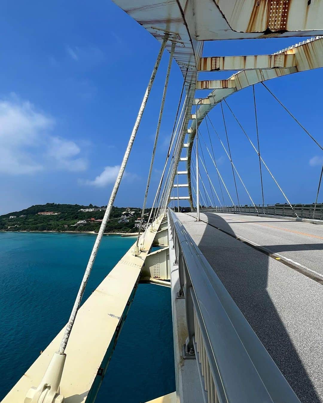 高松いくさんのインスタグラム写真 - (高松いくInstagram)「🚶‍♂️  歩いて 橋を渡って瀬底島へ  橋の上から見えた海  #瀬底ビーチ」5月28日 10時26分 - iku_takamatsu_trip_sup_yoga