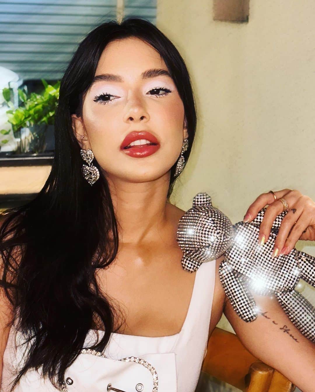 Gabriela Salesのインスタグラム：「White eyeshadow, red eye」