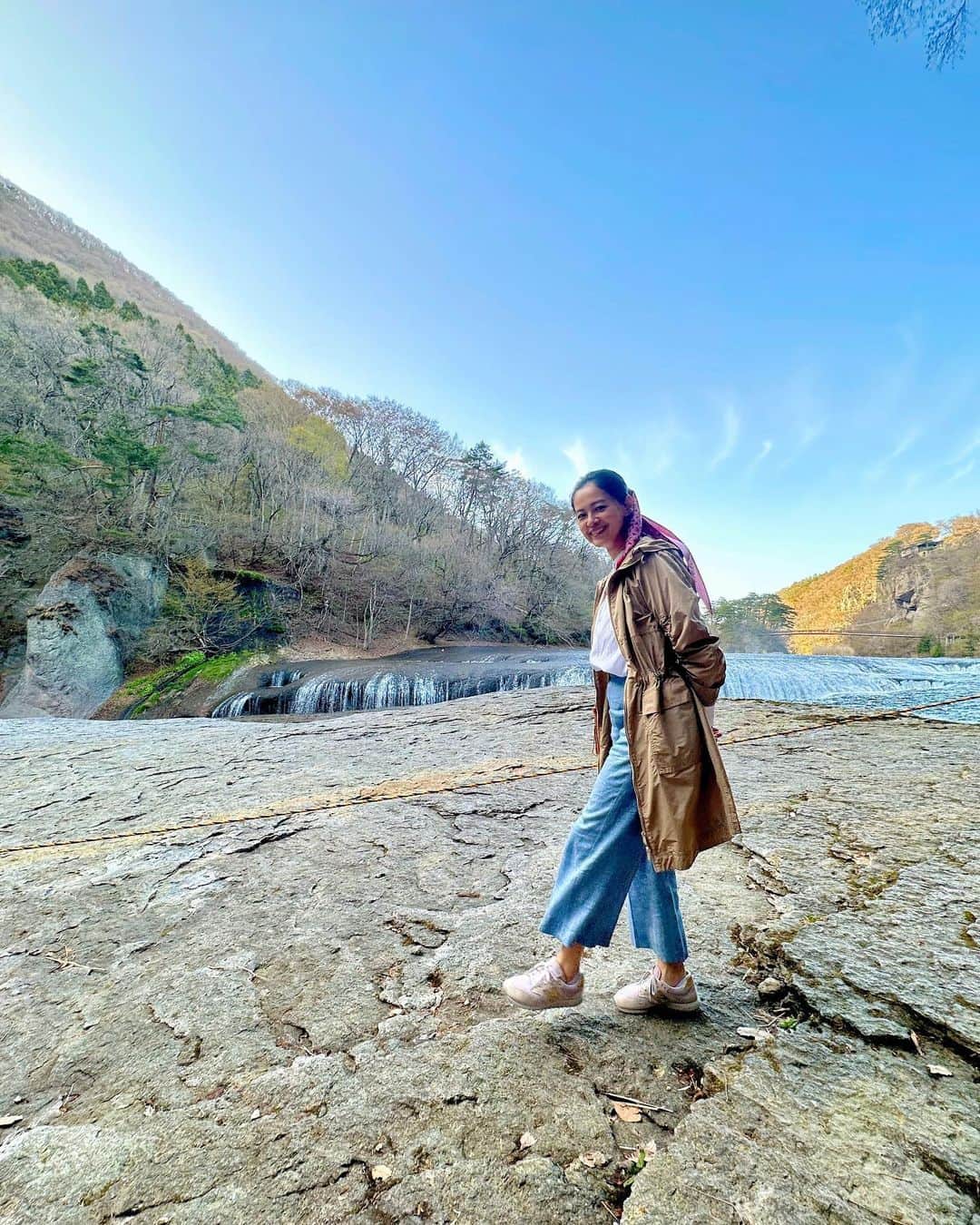 黒谷友香のインスタグラム：「皆さん、こんにちは😊 今朝の「遠くへ行きたい」は観てくれたかな？ 群馬県の名瀑「吹割の滝」写真で見えてるところが、 なんと滝の上側！こういう滝は初めだったよ〜😳‼️  3枚目、手に持ってるのは豊かな湧き水を使って作る 上州の特産・こんにゃく。 こんにゃく工場で自分で作ったんだ〜。帰路に着いてすぐにお鍋に入れていただきました。作りたての新鮮なこんにゃくは、ぷりゅんぷりゅんで、美味しかった〜😁  ラストは百人一首で有名な歌人・小野小町とツーショット✨小町の仮住まいがあった場所に建つ「小町山 得成寺」にて。小町の白いお顔、十二単衣の色も綺麗に残っているんだから凄いよね〜🧐  上州かかあ天下の里を巡る旅、沢山の方々の優しさに触れた、とても心温まる旅でした。ありがとうございました😊  https://www.ytv.co.jp/tohku/  #ralphlauren#poloralphlauren#乗馬#馬#東京#tokyo#sdgs#ログハウス#着物#ハーブ#地球温暖化#ガーデニング#LOVOT #ラボット#mediaid#diy#日本#日産 #nissan#EV#日産ariya#ai#大鵬薬品工業#バップフォーレディ#エビス#プレミアムケアハブラシ#いち瑠#黒谷友香」