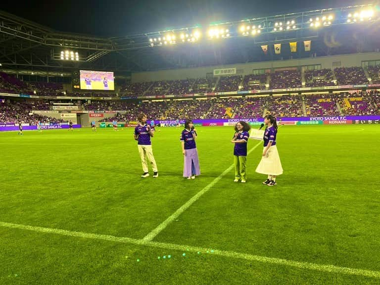 高橋沙織さんのインスタグラム写真 - (高橋沙織Instagram)「昨日は京セラスペシャルデー&SUNNY TIMEコラボのイベントに、 杉浦太陽さん横山由依さんと一緒に出演させていただきました！！  いつも客席から見てるピッチに立たせていただき... モニターには私たちの写真が選手紹介のようにナレーションと共に映し出されて... 感動！！感動！！！ サンガを応援し出して、こんな日が来るなんて。 しかも、大事な日に進行を任せてもらえるなんて感無量でした！ みなさまに感謝でいっぱいです。  杉浦太陽さん、横山由依さんとも初めてお会いしたのですが、お二人とも優しくてキラキラでした〜⭐︎ 本当に最高の日でした！  試合の方は...今回はいける！！と思ったのですがやっぱり勝負の世界は厳しい〜 負けてしまって悔しかった！！  けど、サンガなら絶対に大丈夫！ 京都サンガ大好き！ ずっとずっと応援します📣  #京都サンガ #京セラ #サンガスタジアム #亀岡 #杉浦太陽 さん #横山由依 さん #アルミカン #加藤コーチ #パーサくんとコトノちゃん  #京都サンガ大好き芸人」5月28日 10時38分 - arumikan_saorin