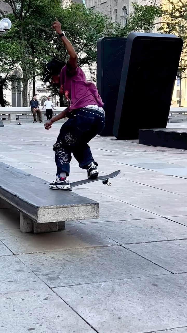 DCシューズのインスタグラム：「Jahmir Brown (@jahbulb) Switch Heelflip Frontside Noseslide in the Kalis Truth OG 🫡」