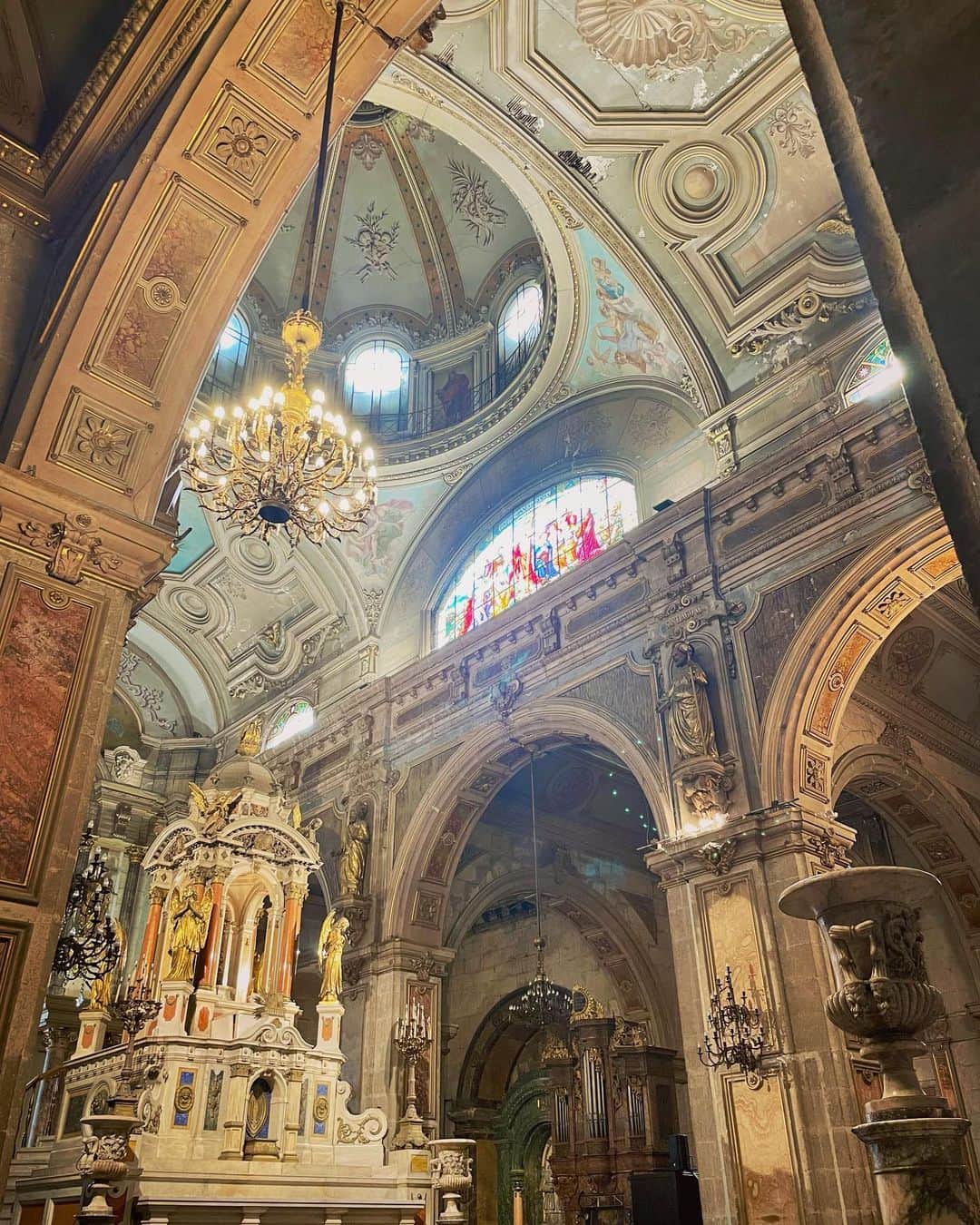石毛翔弥さんのインスタグラム写真 - (石毛翔弥Instagram)「チリ サンティアゴ大聖堂 内部①  いいねやコメント ありがとうございます。 もうしばらくお付き合い下さい。  素敵な日曜日を。  #チリ #サンティアゴ大聖堂 #旅行 #旅 #観光 #観光スポット #後ろ姿 はありません #ステンドグラス #美しい #静寂 #厳かな雰囲気 #穏やかな気持ち #優しい人でありたい でも #芯もちゃんと持つ #ポジティブに #前向きに」5月28日 10時44分 - syoya_ishige
