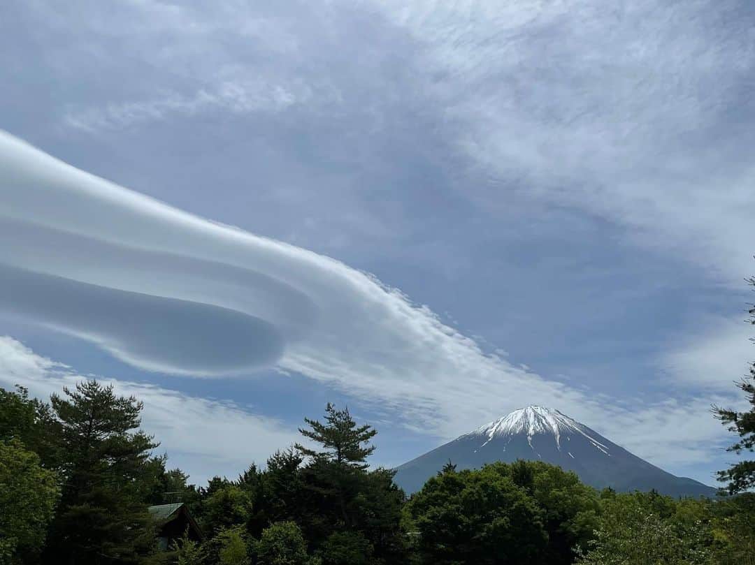 藤沢久美のインスタグラム：「富士山から流れた雲がユニークな形に。  #山梨 #yamanashi  #富士山 #mtfuji」