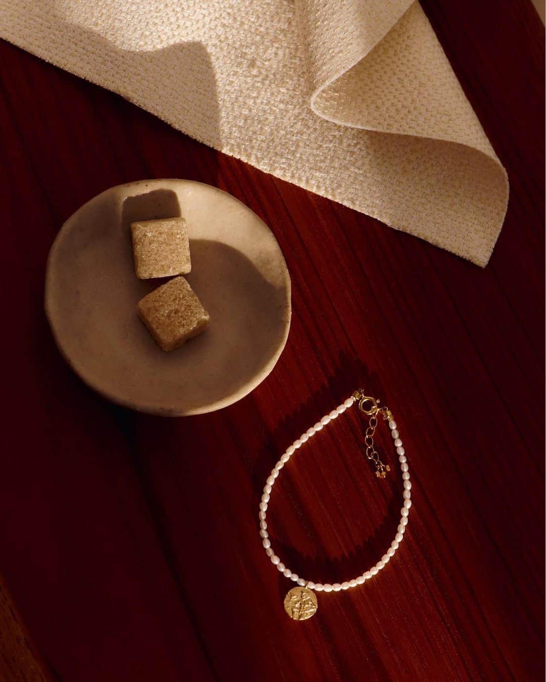 MARIHA Official Instagramさんのインスタグラム写真 - (MARIHA Official InstagramInstagram)「. 砂糖菓子のように繊細で艶やかなパールが、手首に甘美なニュアンスを与えてくれる「Ancient Memories」パールブレスレット。その優美な輝きに、かつて実在したコインモチーフを添え、深みのある洗練されたデザインに仕上げました。同シリーズのネックレスと組み合わせてつけるのも素敵です。  (Silver商品は、MARIHA Online BoutiqueとMARIHA伊勢丹新宿店本館2階アーバンクローゼットにてお取り扱いしております。)  #mariha #marihajewelry #ancientmemories #パール #ブレスレット #コインモチーフ #mariha伊勢丹新宿店本館2階」5月28日 11時00分 - mariha_official