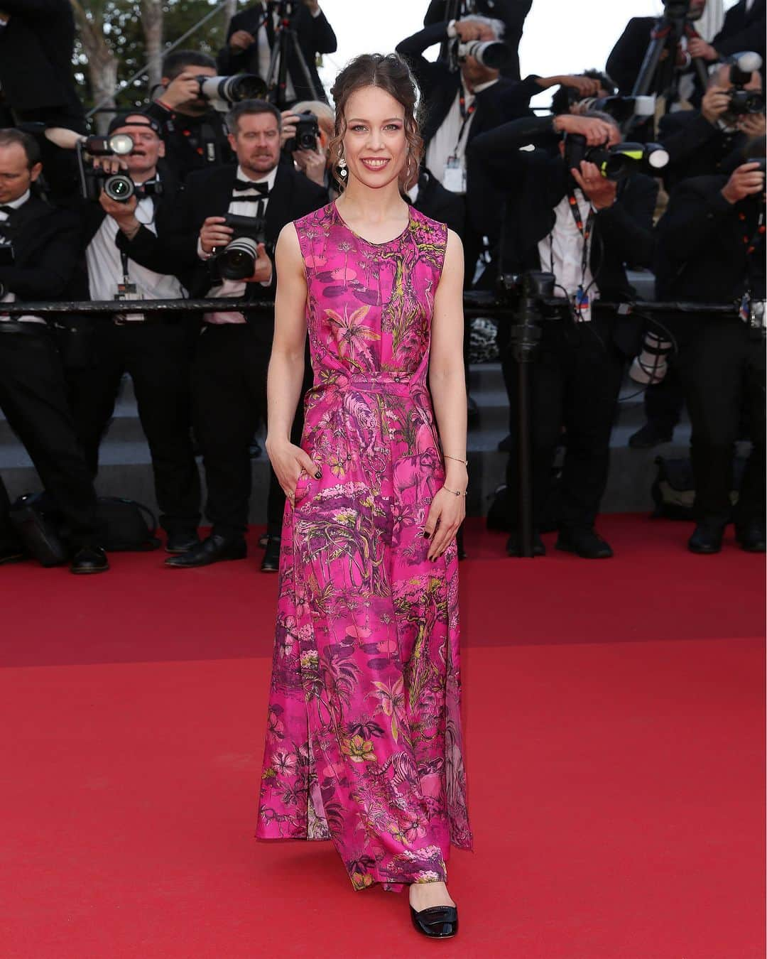 クリスチャンディオールさんのインスタグラム写真 - (クリスチャンディオールInstagram)「Our coverage of the @FestivaldeCannes 2023 continues with another series of looks by @MariaGraziaChiuri for the red carpet. @KarlieKloss opted for a yellow chiffon custom #DiorCouture dress, followed by House ambassador @NadiaTereszkiewicz, who showcased two dresses: one a pleated off-white #DiorCouture dress followed by a navy blue sun-pleated silk chiffon dress, draped and tied at the waist, with both looks finished with @DiorBeauty makeup. Wrapping up with actresses Karin Viard and Paula Beer in two looks from the #DiorFall23 collection. #StarsinDior #DiorCannes  © Photos Savoir-Faire: Sophie Carre」5月28日 11時00分 - dior