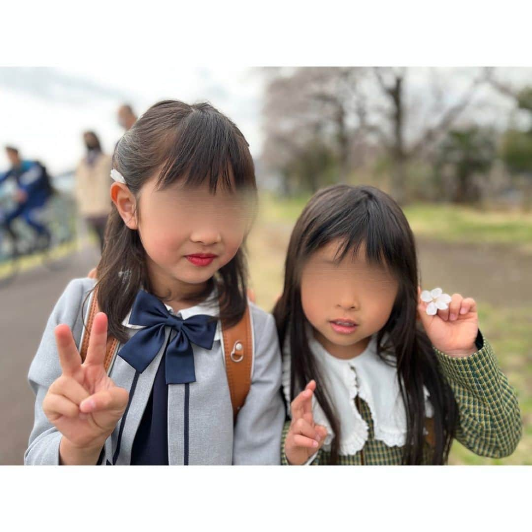 望月みささんのインスタグラム写真 - (望月みさInstagram)「卒園、入学、オットちゃんの選挙…バタバタしているうちに春が通り過ぎました🌸w  得意の時差投稿、少しずつやっていきます🫰🏻w  なのちゃんは大好きな幼稚園を無事に卒園して、小学校へ🥺 いきなり同じ学年の人数が2.5倍くらい増えて、たくさんの新しいお友達もできて毎日いろんな話を聞かせてくれます☺️  なのちゃんらしく、素直に元気いっぱい学校生活を楽しんでくれたらいいなと願うばかりです⭐️」5月28日 10時52分 - mochizuki.misa