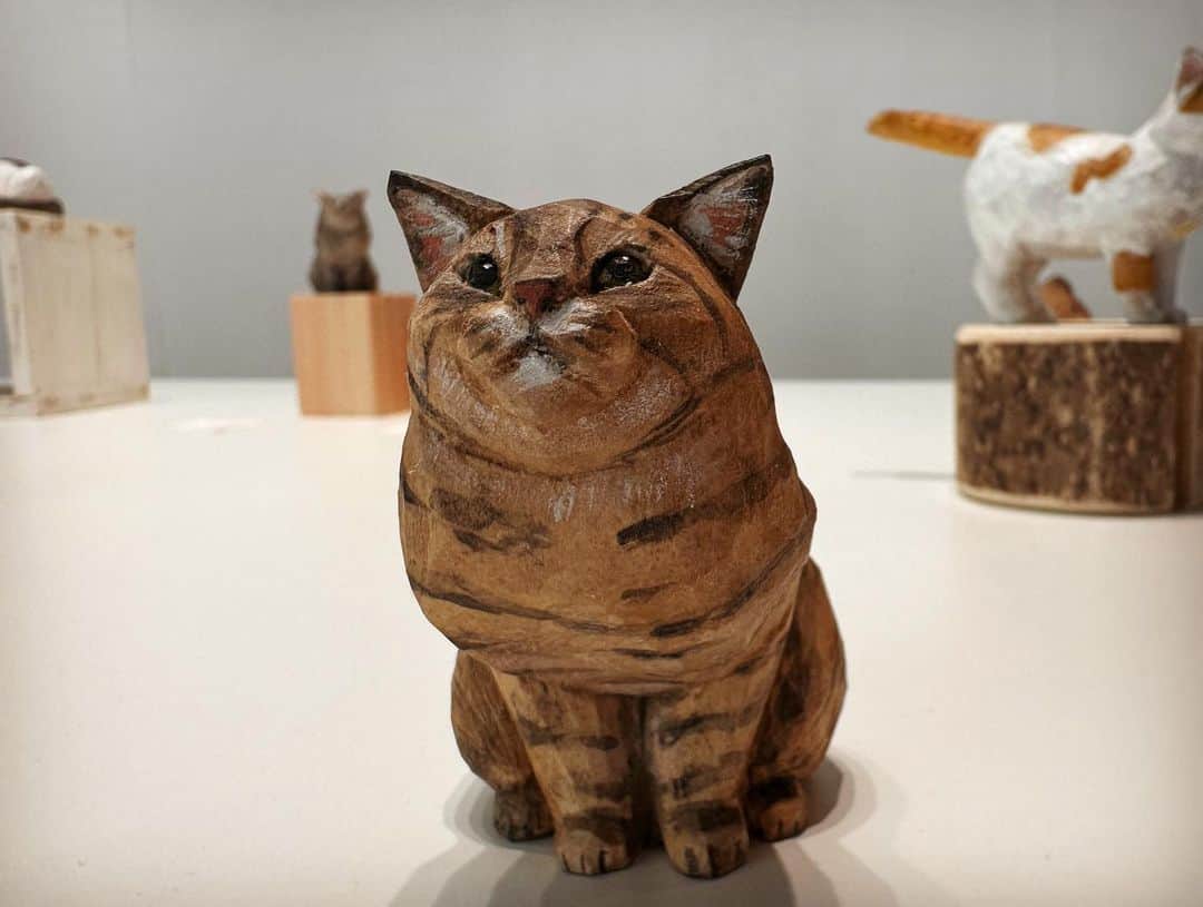 Musashiさんのインスタグラム写真 - (MusashiInstagram)「バンナイリョウジさんの個展『猫と暮らす幸せ』を見に三軒茶屋へ。とにかくかわいい木彫りの猫さんたち。眺めていると気持ちが和みます。実物は私の写真よりもさらにかわいいのです。三軒茶屋の個展は28日までなので、機会があればぜひぜひ。#バンナイリョウジ」5月28日 10時52分 - _daisy