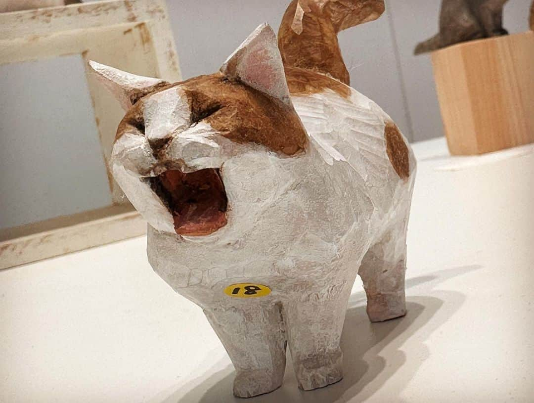 Musashiさんのインスタグラム写真 - (MusashiInstagram)「バンナイリョウジさんの個展『猫と暮らす幸せ』を見に三軒茶屋へ。とにかくかわいい木彫りの猫さんたち。眺めていると気持ちが和みます。実物は私の写真よりもさらにかわいいのです。三軒茶屋の個展は28日までなので、機会があればぜひぜひ。#バンナイリョウジ」5月28日 10時52分 - _daisy