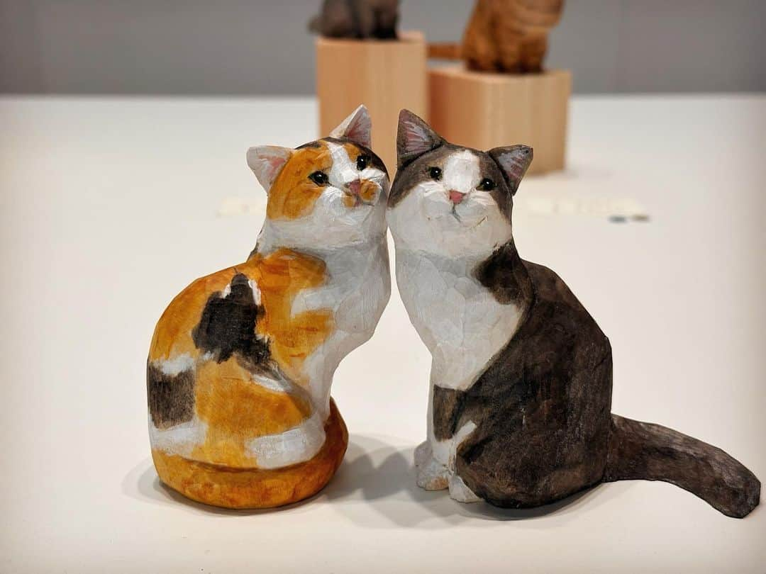 Musashiのインスタグラム：「バンナイリョウジさんの個展『猫と暮らす幸せ』を見に三軒茶屋へ。とにかくかわいい木彫りの猫さんたち。眺めていると気持ちが和みます。実物は私の写真よりもさらにかわいいのです。三軒茶屋の個展は28日までなので、機会があればぜひぜひ。#バンナイリョウジ」