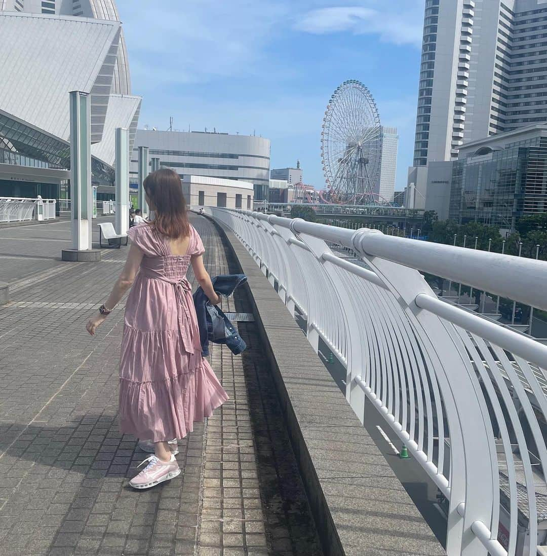 ericaさんのインスタグラム写真 - (ericaInstagram)「#herlipto   有吉ワンピ👗 本当にお気に入りです💘  この時はまだギリ7ヶ月でしたが、余裕で着用出来ました！ 多分今も着れます🥹お腹も目立ちにくい🤰✨  そろそろヒールで上手く歩けなくなってきたので どのワンピにもスニーカーを合わせがち👟 この日は #alexanderwang を合わせてます🐈  ◾️ Days Of Sunshine Dress  misty rose /S ¥23,000」5月28日 10時58分 - dngnchan