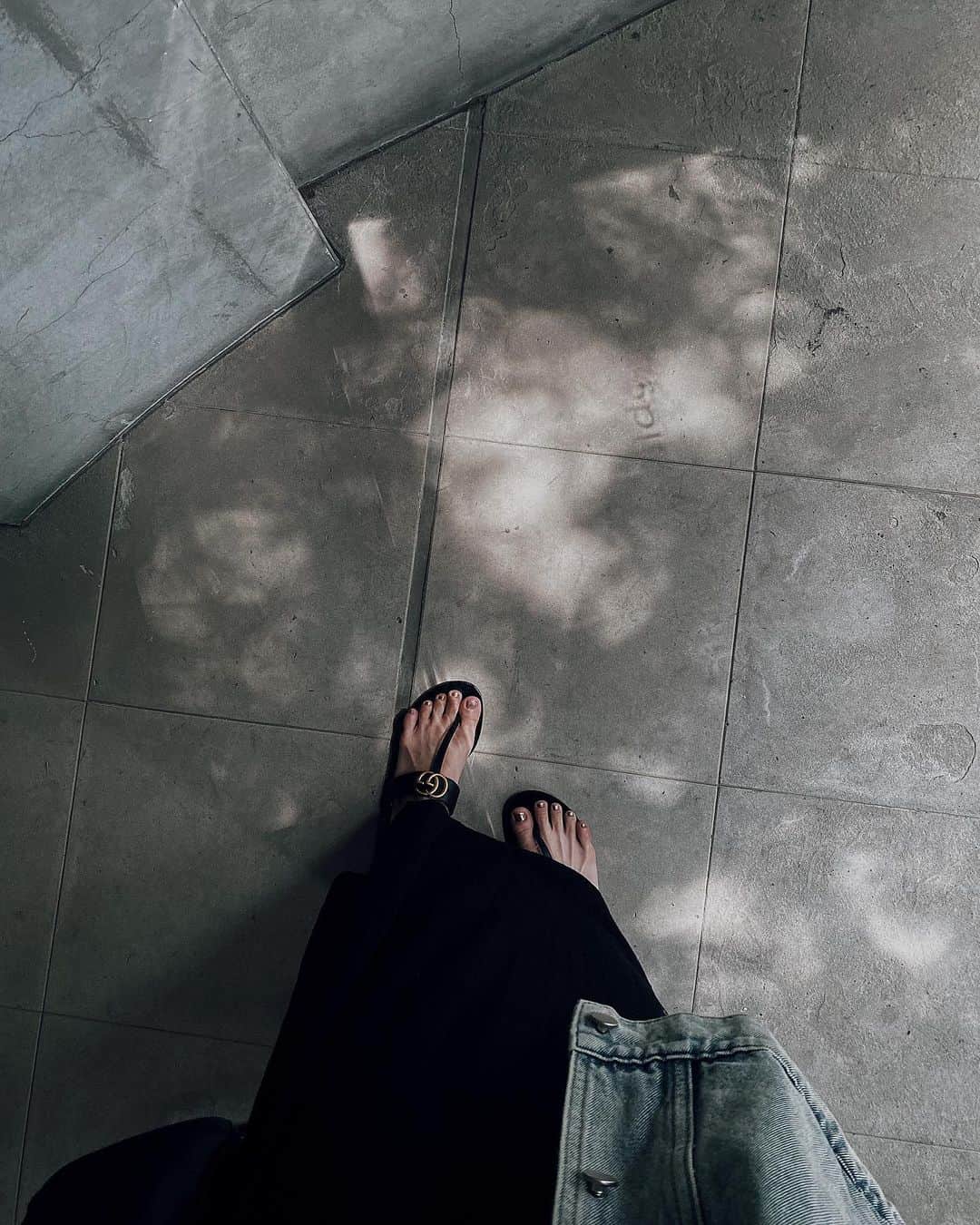 浜田咲希さんのインスタグラム写真 - (浜田咲希Instagram)「𝐒𝐮𝐧𝐝𝐚𝐲.  サンダルの季節キタ-💛 太陽ちゃん出てきておくれ〜 日向ぼっこしたいよday🥹🦋  #sandal#sandalias#gucci#fashion #code#ootd#🖤」5月28日 11時07分 - sakihamada