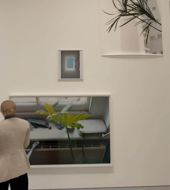 永瀬沙世のインスタグラム：「Wolfgang Tillmans/MOMENTS OF LIFE展 20代前半、独立してしばらくした頃にテイルマンスの初回顧展を✈️ ロンドンのテートブリテンまで見にいったことを思い出した。  多くの人は写真に何が写っているかだけを見るが、 ティルマンスの考えは  “それだけではなく、どう写っているか(how)、写真は情報やイメージだけではない(object)“  という考えにすごく共感するし、howのところについては、 オープンにものごとを等価に存在を受け入れている感性と理論が好きだ。  エスパス ルイ･ヴィトン東京 ──ヴォルフガング･ティルマンス展」