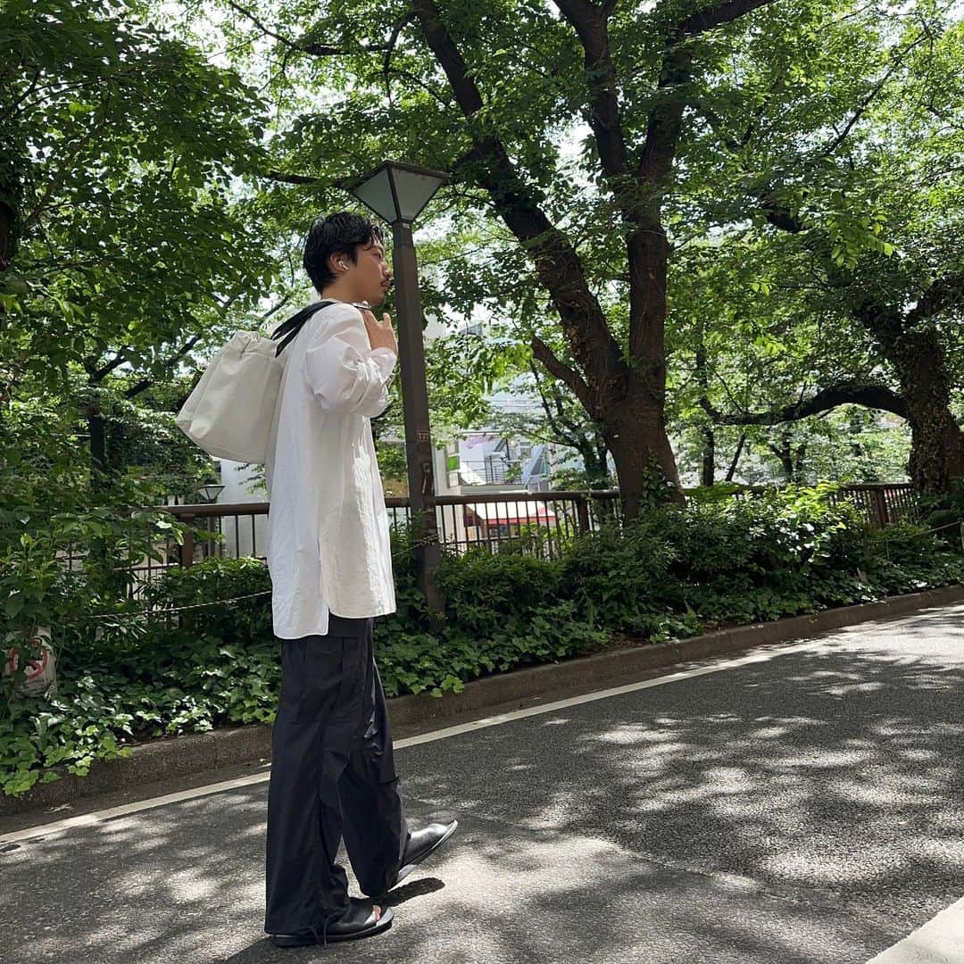 並木一樹のインスタグラム：「fashion.  春はサラッとCOMOLIのバンドカラーシャツを合わせたくなる。  今週も1週間関わった全ての皆様ありがとうございました☺️  　  shirt:COMOLI pants: @unfilo_mens_official  shoes: @bradorshoes  @c.the.c.jp  bag: @caban.jp   #春服#ootd #caban #COMOLI #cabanbypatriciaurquiola」