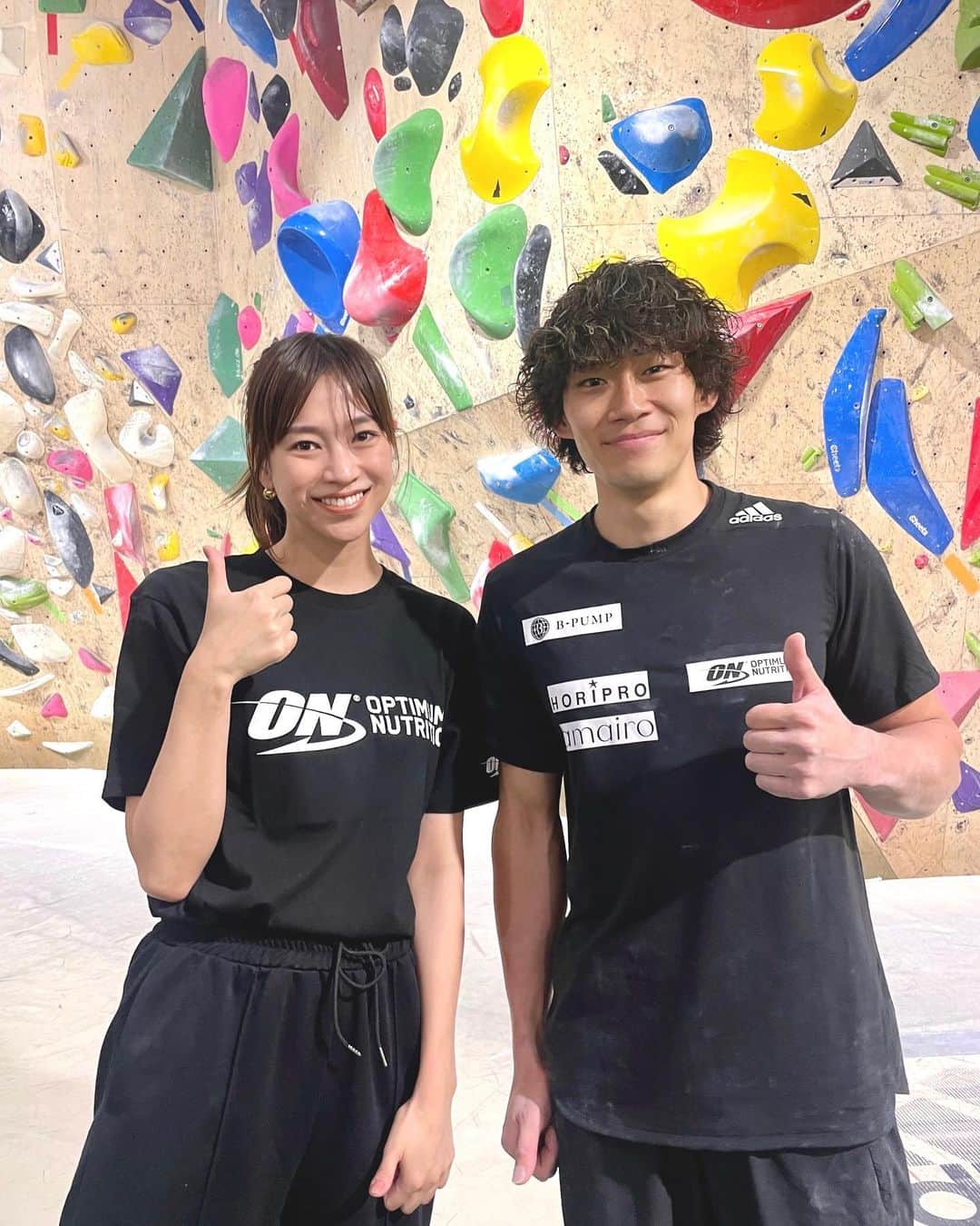 紺野ゆりのインスタグラム：「⭐️ 世界シェアNo.1プロテインブランド @optimumnutrition_jp のイベントで、 ボルダリング初体験してきました‼︎ 初めに  スポーツクライマー世界チャンピオンの緒方選手　@ogata.yoshiyuki が実践してくれるんですが、 足を使わずスイスイと。。😳✨  簡単に見えたのに実際やってみたら初心者コースでも難しい‼︎ 短時間だったのに、普段使わない筋肉を使ったようで、次の日は歯ブラシを握るのも痛くて大変でした😂💦  しっかり運動した後は、 みんなで#オプティマムプロテイン　補給✨ お水で溶かしても濃厚で、チョコレート味はもはやスイーツでした🍫😍  貴重な経験をありがとうございました☺️☺️楽しかったー！  #昨日の自分を超えよう #ボルダリング」