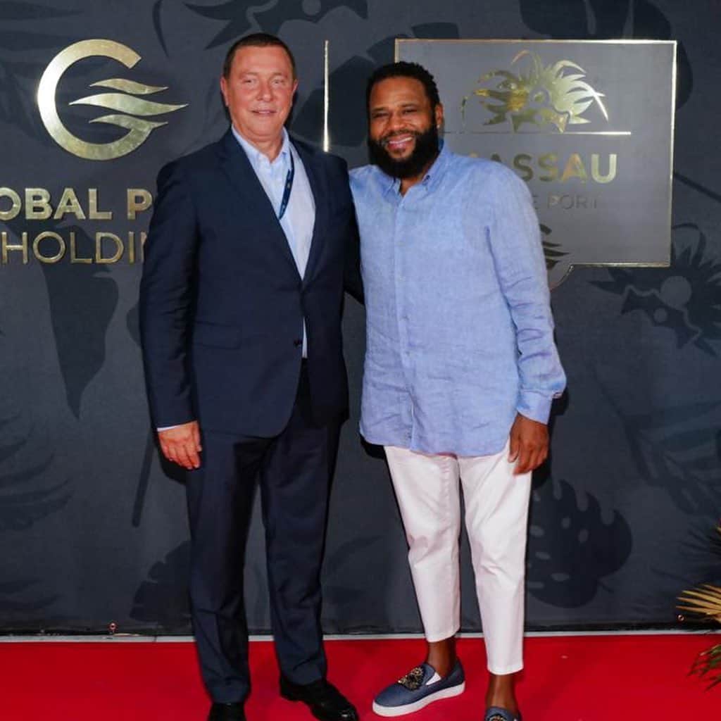 アンソニー・アンダーソンのインスタグラム：「I would like to say thank you to @NassauCruisePort and  @GlobalPortsHolding and the #bahamas for having me over to celebrate the grand opening of your new port! I had a blast! Can’t wait to take a cruise and dock there myself!  #justakidfromcompton #huskyandhandsome #bigzaddy」