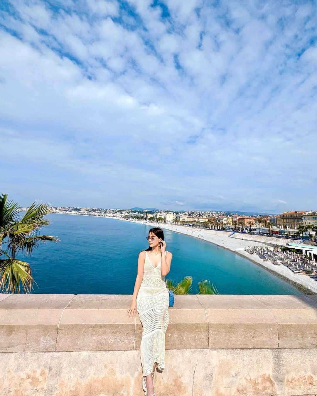 石井里奈さんのインスタグラム写真 - (石井里奈Instagram)「ニースの海を一望できる場所🌊 本当にニース美しすぎて、新婚旅行とかでくるところだなと思いました🥺✨ @yoshlko と写真たくさん撮って楽しい思い出たくさんありすぎて、よりだいすきな場所になったよ❤️ . dress... @oysho  sunglasses... @maison_de_luxe_lunettes  sandals... @emporioarmani  . 今日も素敵な休日を❤️ . #oysho #nice #nicefrance #ニース #南仏 #タビジョ #海 #sea #絶景 #フランス旅行 #フランス #france #リゾート #新婚旅行 #ハネムーン #honeymoon #ilovenice」5月28日 11時11分 - ri7tin1025