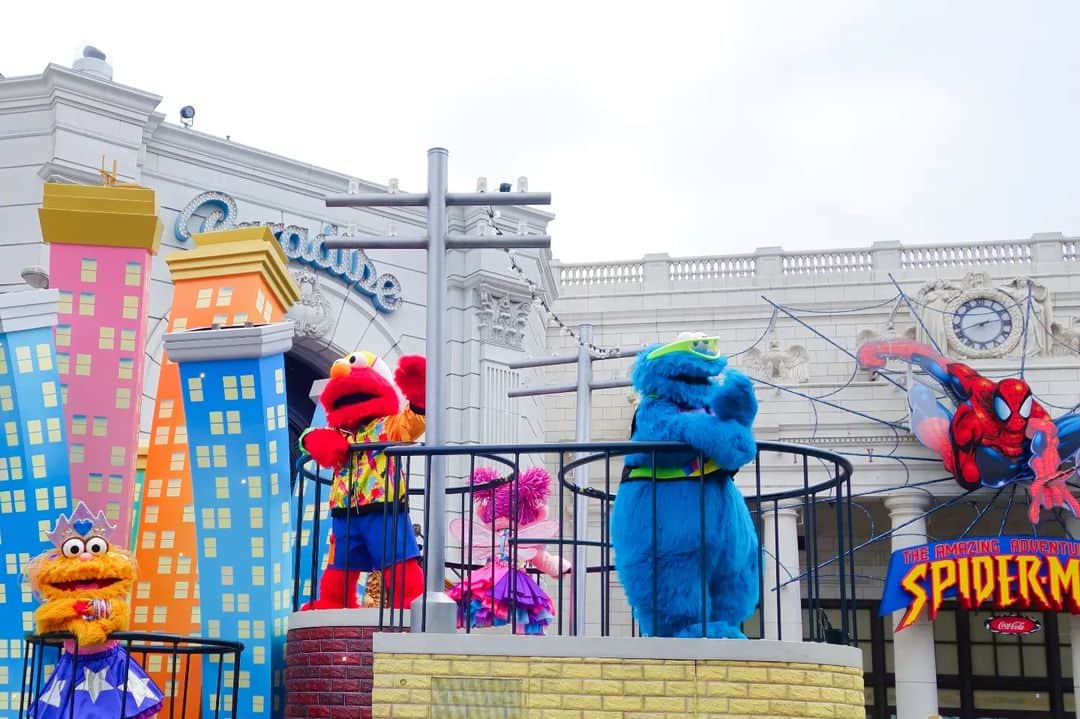みんちゃん のインスタグラム：「USJ  来年で終了のスパイダーマンのライド 今年はたくさん乗らないと✨ その建物の前でパレード見学🌈  #usj #ユニバ #ユニバーサルスタジオジャパン #大阪 #universalstudios#パレード #スパイダーマン #エルモ #spiderman」