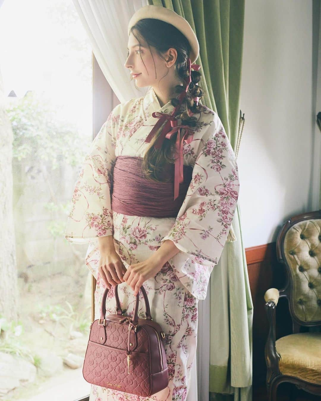 maisondefleur_pressさんのインスタグラム写真 - (maisondefleur_pressInstagram)「. ＼WEB先行予約完売した人気浴衣！／  2023 YUKATA Collection  " Maison de FLEURが恋した日本の夏 " をテーマにした新作浴衣が登場👘✨  バラの花と日本でも馴染みのあるカタバミの花。 ポイントにリボンを組み合わせた Maison de FLEURのオリジナル柄💐  花火大会やお祭りはもちろん、 お茶会や特別な日にぴったり♪  艶やかな花を咲かせる浴衣で 華やかに気分を上げておでかけしませんか？  浴衣とぴったりなバッグやバレッタを 合わせてスワイプでCheck☞  .................................  ■販売詳細 ＜先行予約販売＞ ・好評につき完売  ＜通常販売＞ ・6/8(thu)20:00～販売 　公式通販ストライプクラブ、ZOZOTOWN  ・6/9(fri)～販売 　全国ショップ  ■商品詳細 ・フレンチローズ浴衣 　￥12,100(taxin) /Pink,Purple 　浴衣＆帯の2点セット  #maisondefleur#メゾンドフルール#フルール #可愛い浴衣#おでかけコーデ#夏祭り#祭り #お茶会コーデ#花火大会#浴衣ヘアアレンジ #ゆかた#ゆかた女子#浴衣#浴衣女子 #浴衣美人#浴衣コーデ#浴衣デート #浴衣ディズニー#浴衣コーディネート #yukata#夏まつり#kawaii  stripe_intl」5月28日 11時18分 - maisondefleur_press