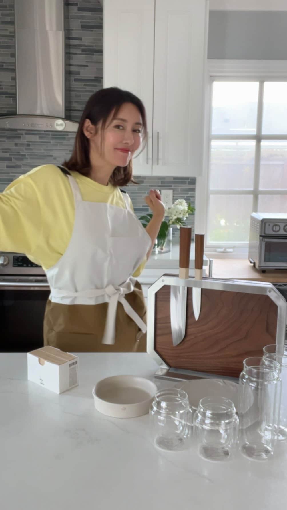 のインスタグラム：「ずっと欲しかったヘリターのキッチンセット 今回の韓国出張で夫がプレゼントしてくれました。 器は大好きなyidoとのコラボ！ 嬉しすぎる！そりゃ踊りますわ💃🏻✨ コマウォ！🙏🏻 계속 갖고싶었던 헤리터 키친 세트 이번에 남편이 한국갔다가 선물 해주셨어요 너무 좋아! 땡큐🙏🏻 . . . #heriter #kitchenset #yido #ヘリター #キッチン雑貨 #キッチン用品 #韓国 #韓国雑貨 #헤리터 #헤리터도마 #헤리터칼 #주방스타그램 #주방용품 #이도」