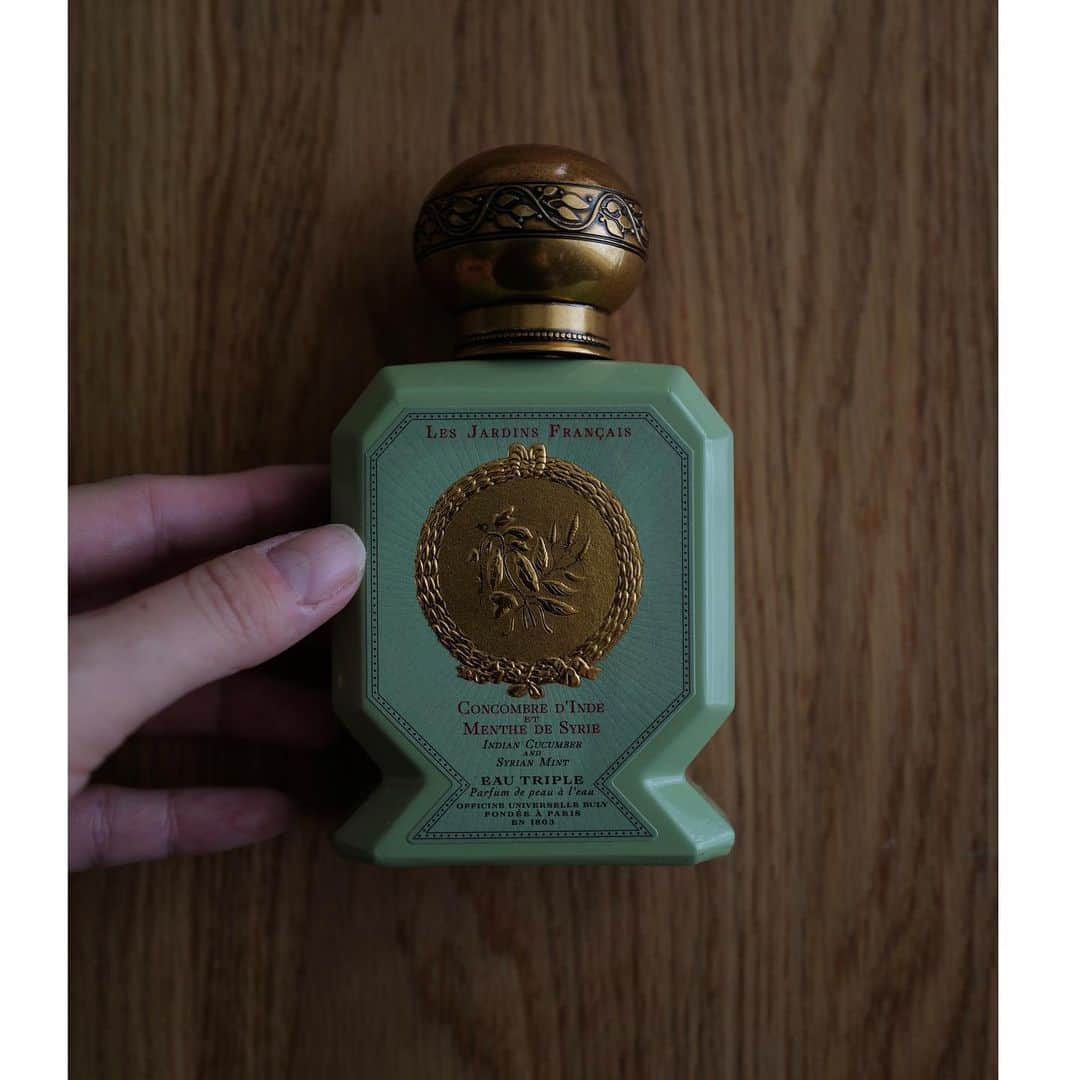 JUNNAさんのインスタグラム写真 - (JUNNAInstagram)「🌿📚  憧れの世界観をもつ唯一無二のブランド パリの総合美容専門店 『オフィシーヌ・ユニヴェルセル・ビュリー』 代官山店にて新コレクションのお披露目  新作は庭園での散策と香りの回想によって生まれた 「菜園の香り」  「レ・ジャルダン・フランセ・ドゥ・オフィシーヌ・ユニヴェルセル・ビュリー」  ゴールドのキャップを冠した洗練されたグリーンのボトル。繊細なブレンドで際立つ、深みのある魅惑的な香り...  土の香りをたずさえた素朴な野菜と香草。  6つのコレクションから私は"オー・トリプル コンコンブル・ダンド・エ・マント・ドゥ・シリィ"を選びました。 夏野菜の瑞々しさ、青さ、真夏の木陰のような 少しひんやりとした香りキューカンバの香りは青々とした色調まで感じさせる。アルコールを使用しない、水性香水ならではの爽やかで軽やかな香りを纏い、香りの逃避行  二枚目はブランドディレクターであり、私の宝物の書籍、世界の美容法を収めた『An Atlas of Natural Beauty』"自然派美容の教科書"の著者。Victoire de Taillacさんと  The new "vegetable Le Jardin secret "palette was a collection that was more and more fascinated by buly's view of the world.  thank you @victoiredetaillac  @officine_universelle_bulyjapan  @officine_universelle_buly   #officineuniversellebuly#buly#代官山#ビュリー」5月28日 11時34分 - junna