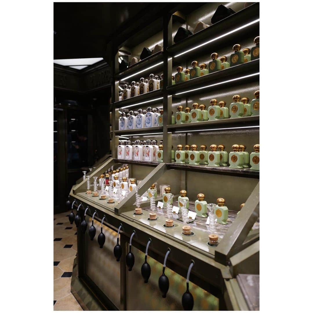 JUNNAさんのインスタグラム写真 - (JUNNAInstagram)「🌿📚  憧れの世界観をもつ唯一無二のブランド パリの総合美容専門店 『オフィシーヌ・ユニヴェルセル・ビュリー』 代官山店にて新コレクションのお披露目  新作は庭園での散策と香りの回想によって生まれた 「菜園の香り」  「レ・ジャルダン・フランセ・ドゥ・オフィシーヌ・ユニヴェルセル・ビュリー」  ゴールドのキャップを冠した洗練されたグリーンのボトル。繊細なブレンドで際立つ、深みのある魅惑的な香り...  土の香りをたずさえた素朴な野菜と香草。  6つのコレクションから私は"オー・トリプル コンコンブル・ダンド・エ・マント・ドゥ・シリィ"を選びました。 夏野菜の瑞々しさ、青さ、真夏の木陰のような 少しひんやりとした香りキューカンバの香りは青々とした色調まで感じさせる。アルコールを使用しない、水性香水ならではの爽やかで軽やかな香りを纏い、香りの逃避行  二枚目はブランドディレクターであり、私の宝物の書籍、世界の美容法を収めた『An Atlas of Natural Beauty』"自然派美容の教科書"の著者。Victoire de Taillacさんと  The new "vegetable Le Jardin secret "palette was a collection that was more and more fascinated by buly's view of the world.  thank you @victoiredetaillac  @officine_universelle_bulyjapan  @officine_universelle_buly   #officineuniversellebuly#buly#代官山#ビュリー」5月28日 11時34分 - junna